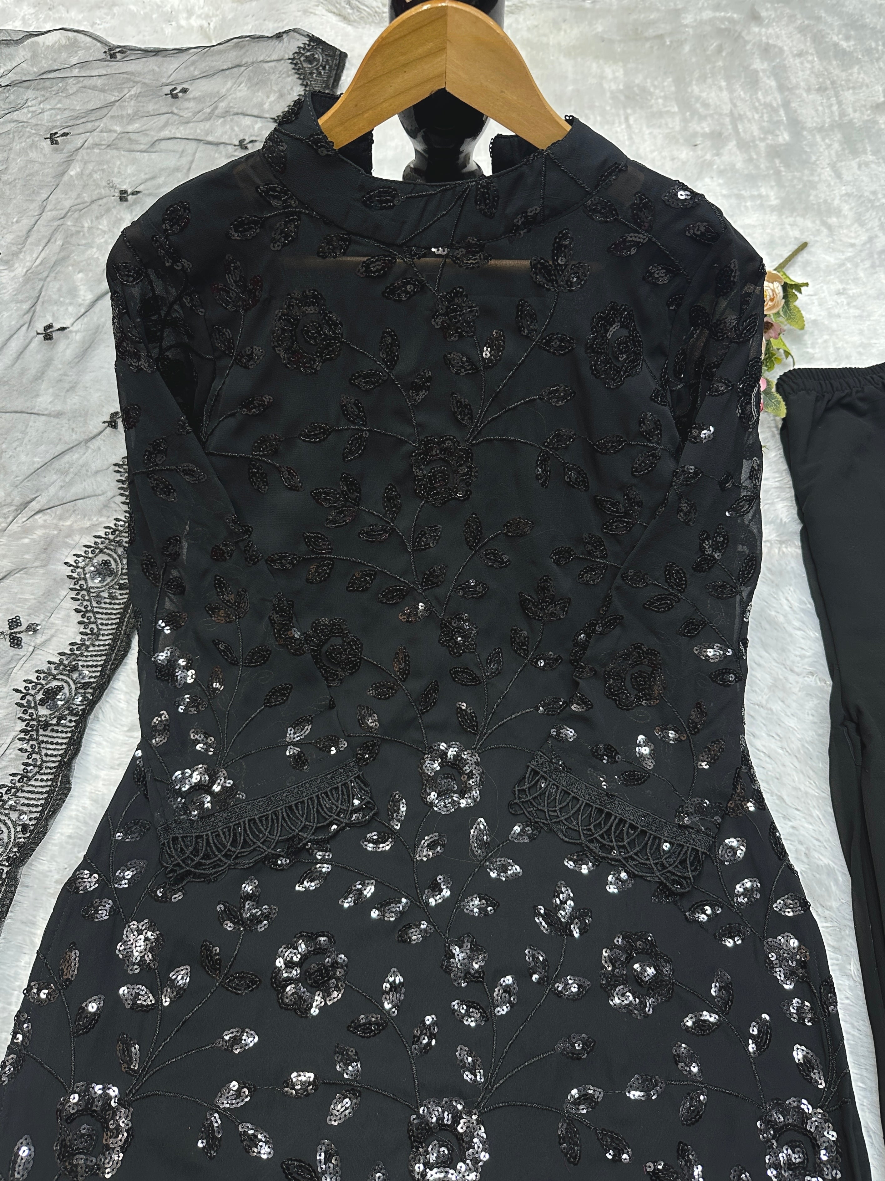 कढ़ाई वर्क वाला डिज़ाइनर टॉप, बॉटम और दुपट्टा