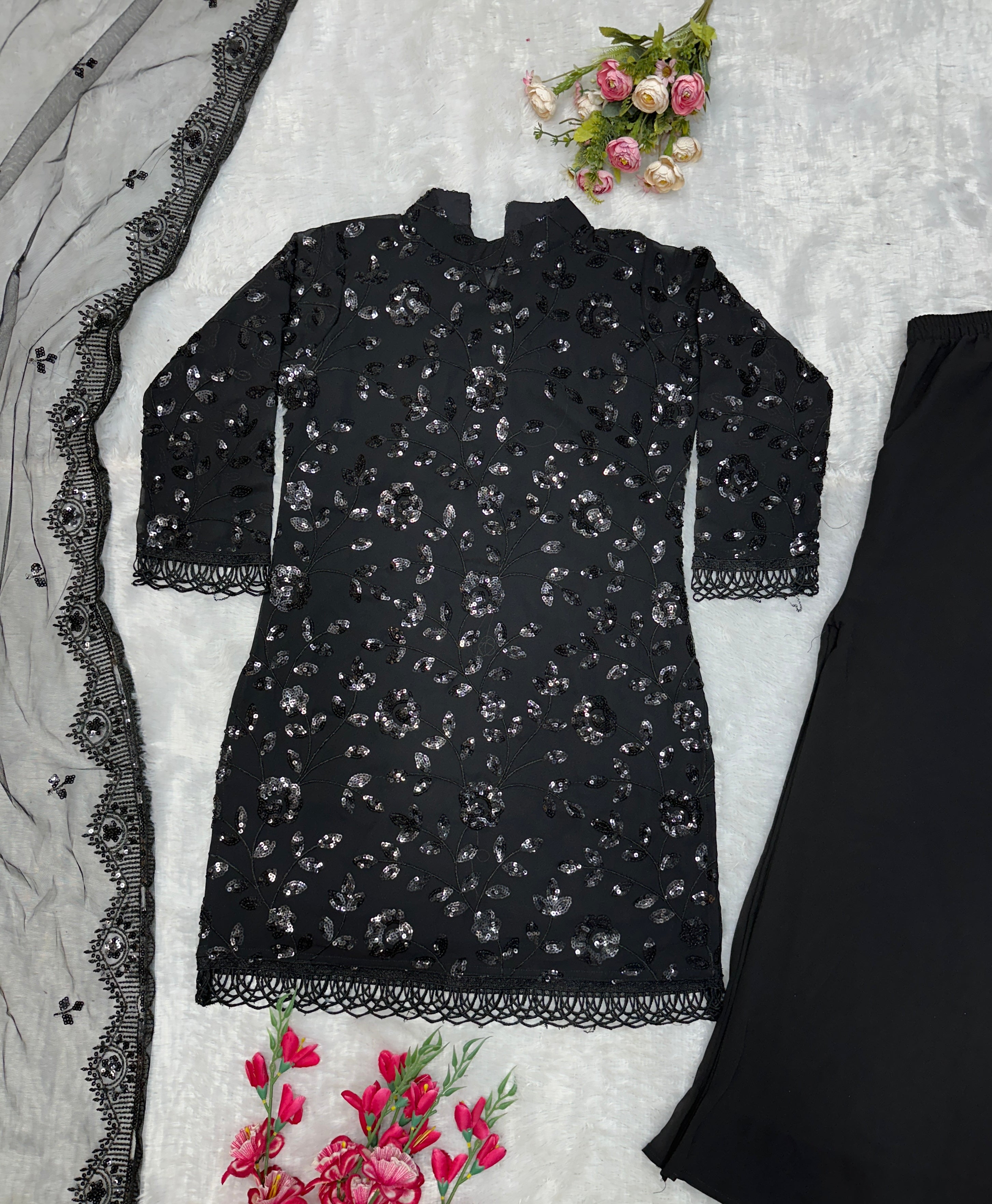 कढ़ाई वर्क वाला डिज़ाइनर टॉप, बॉटम और दुपट्टा