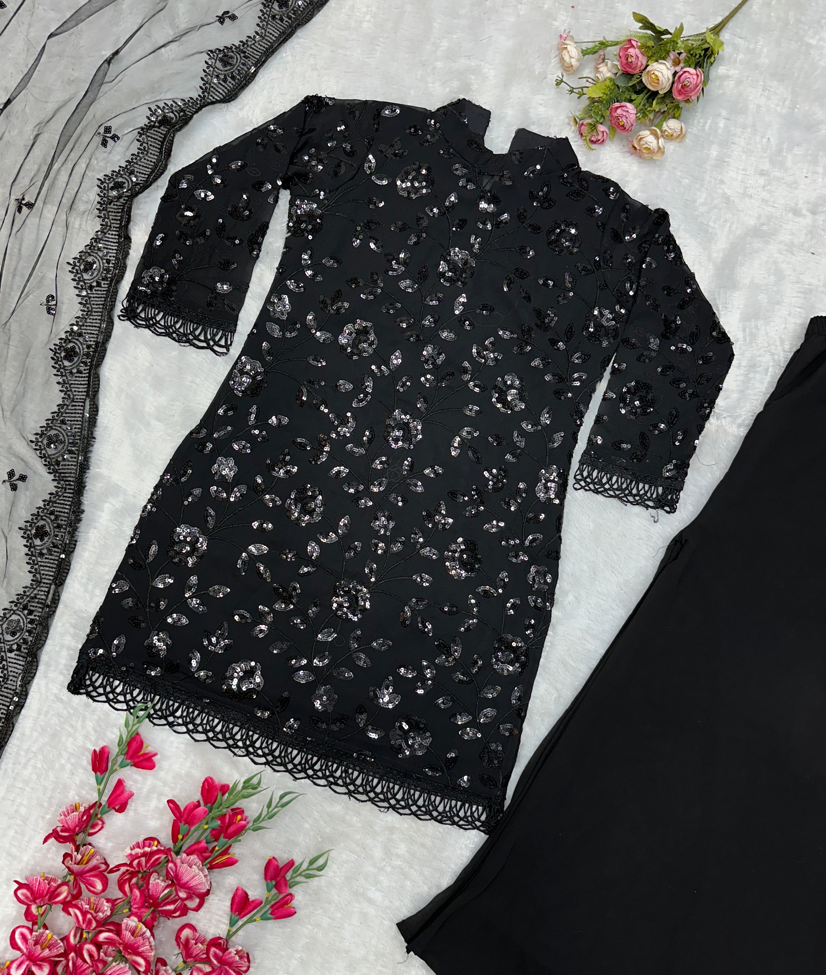 कढ़ाई वर्क वाला डिज़ाइनर टॉप, बॉटम और दुपट्टा