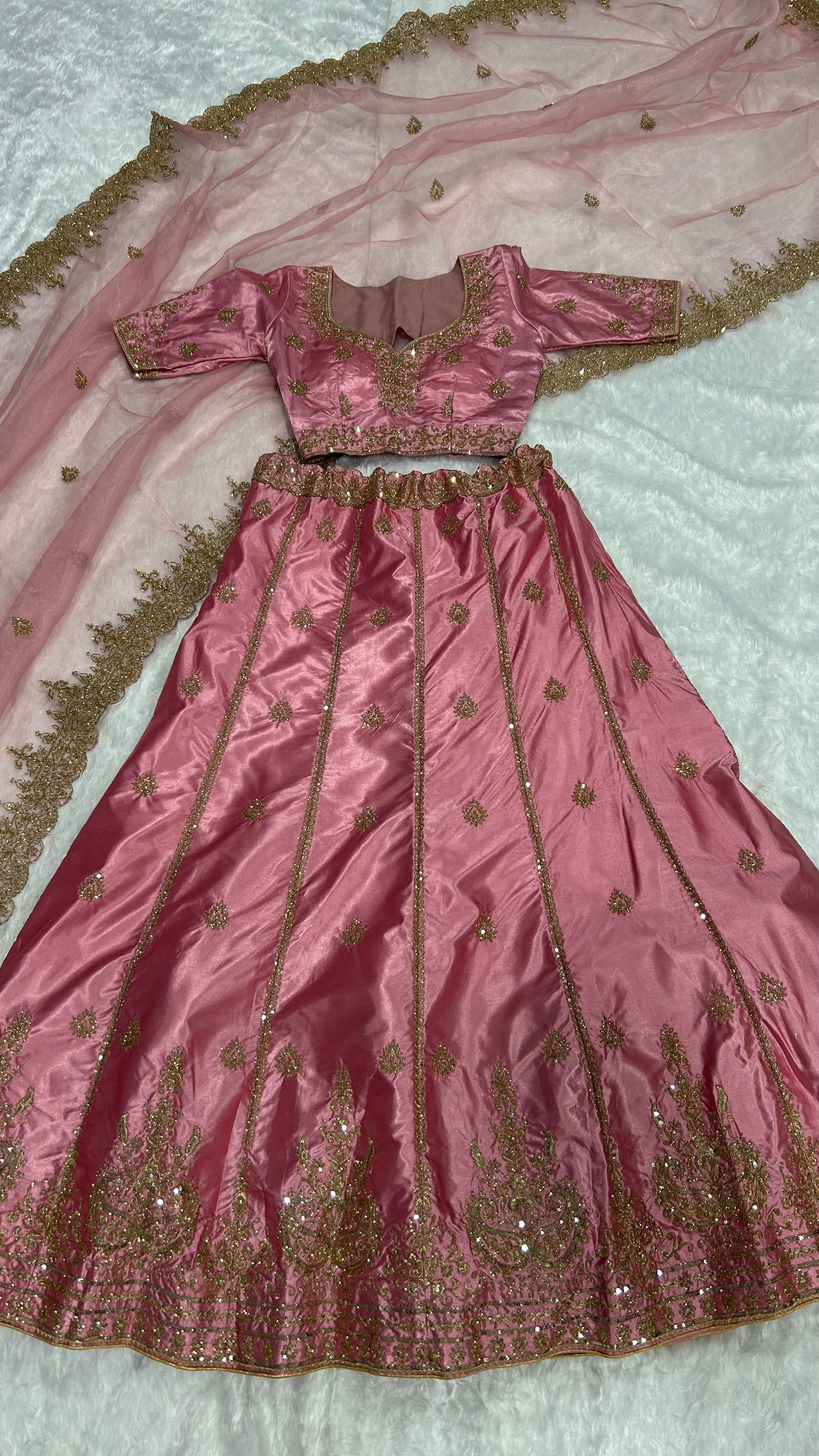 सीक्वेंस और ज़री वर्क वाला पार्टी वेयर डिज़ाइनर लहंगा चोली