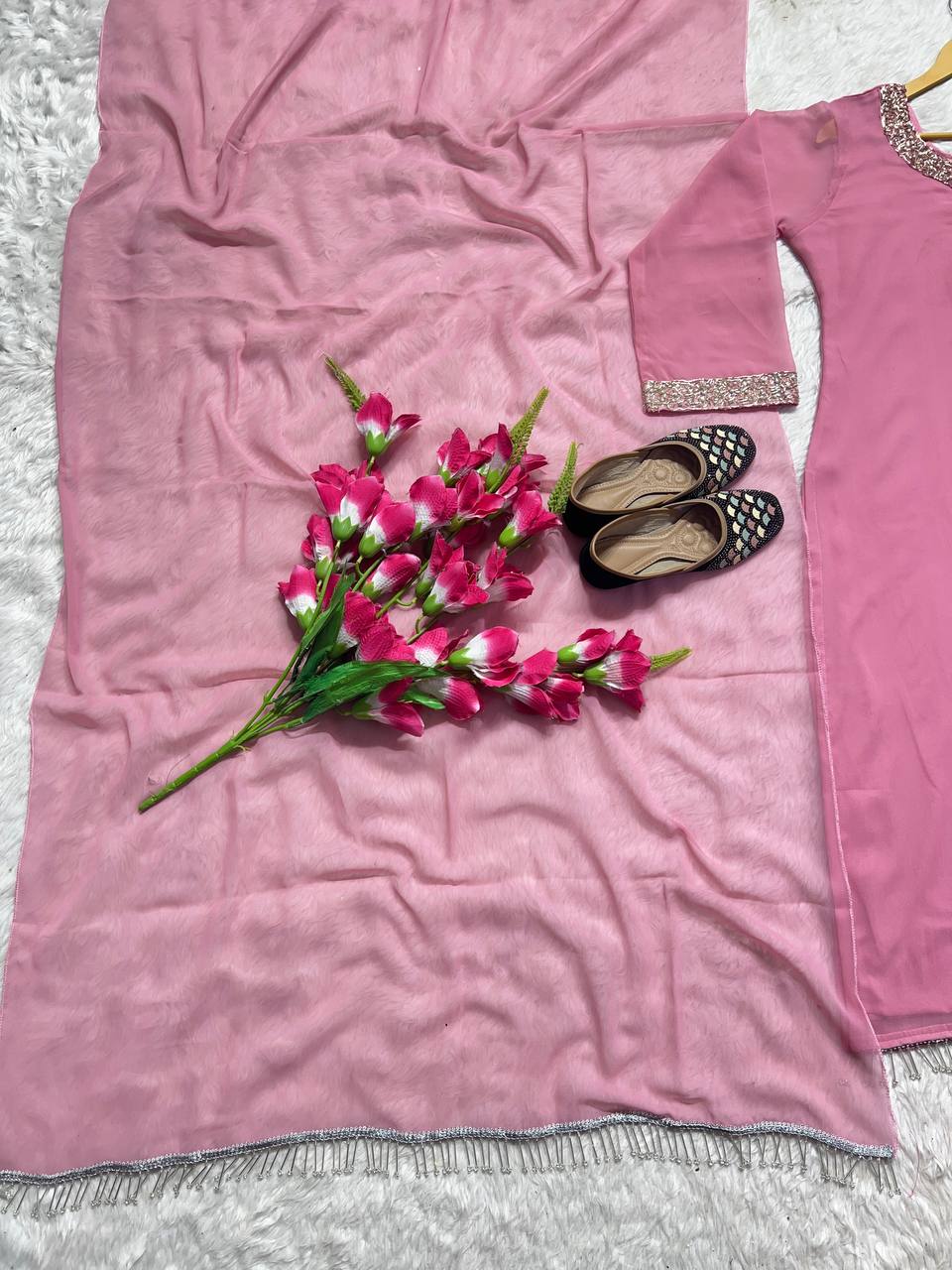 पार्टी वेयर सूट पैंट और दुपट्टा, असली मोती की हस्तकला से सजा हुआ।