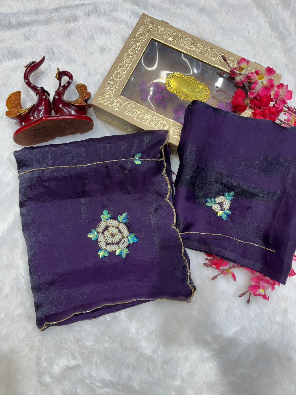 मोती और कटदाना हस्तकला वाली पार्टी वेयर साड़ी