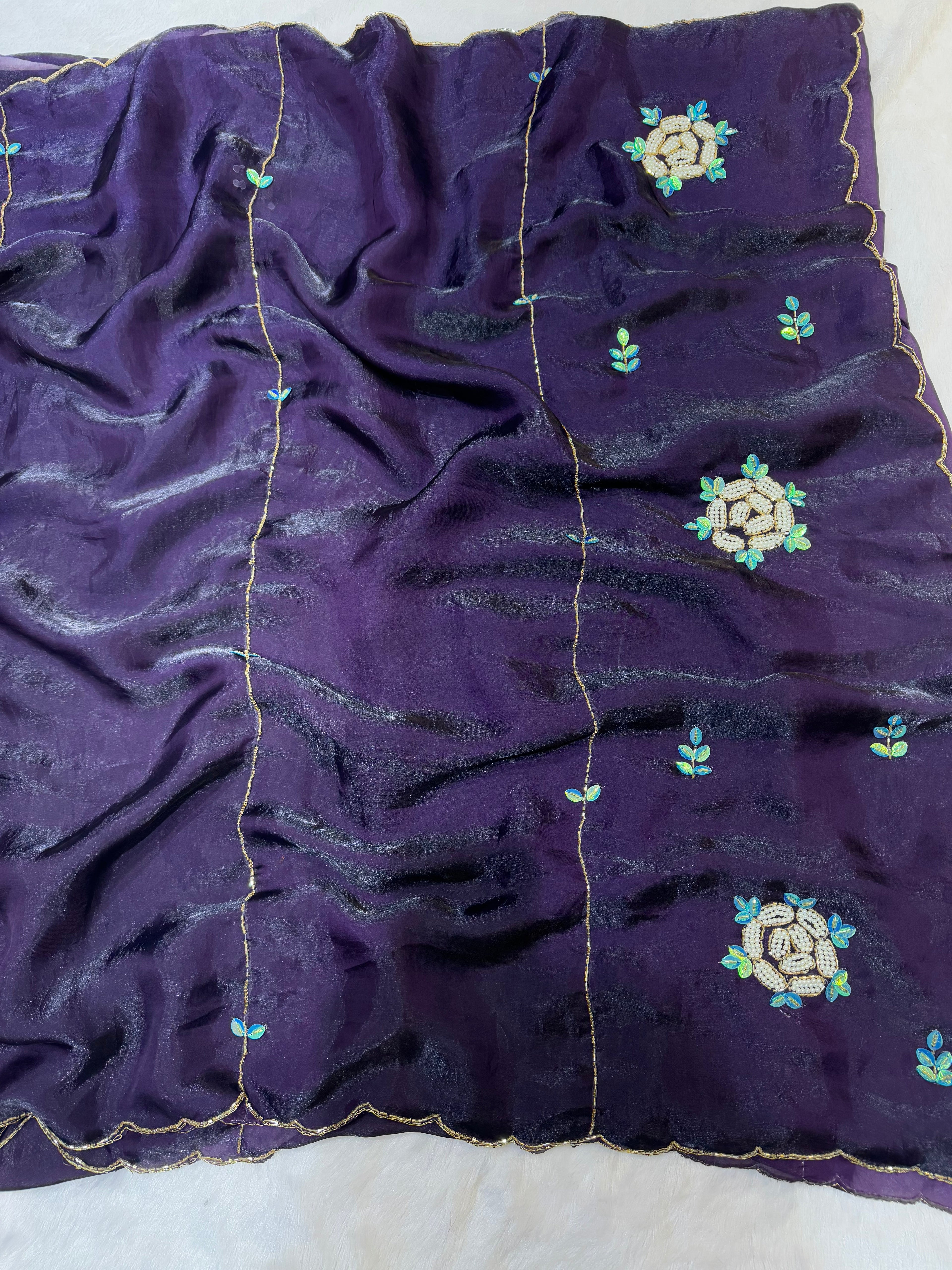 मोती और कटदाना हस्तकला वाली पार्टी वेयर साड़ी