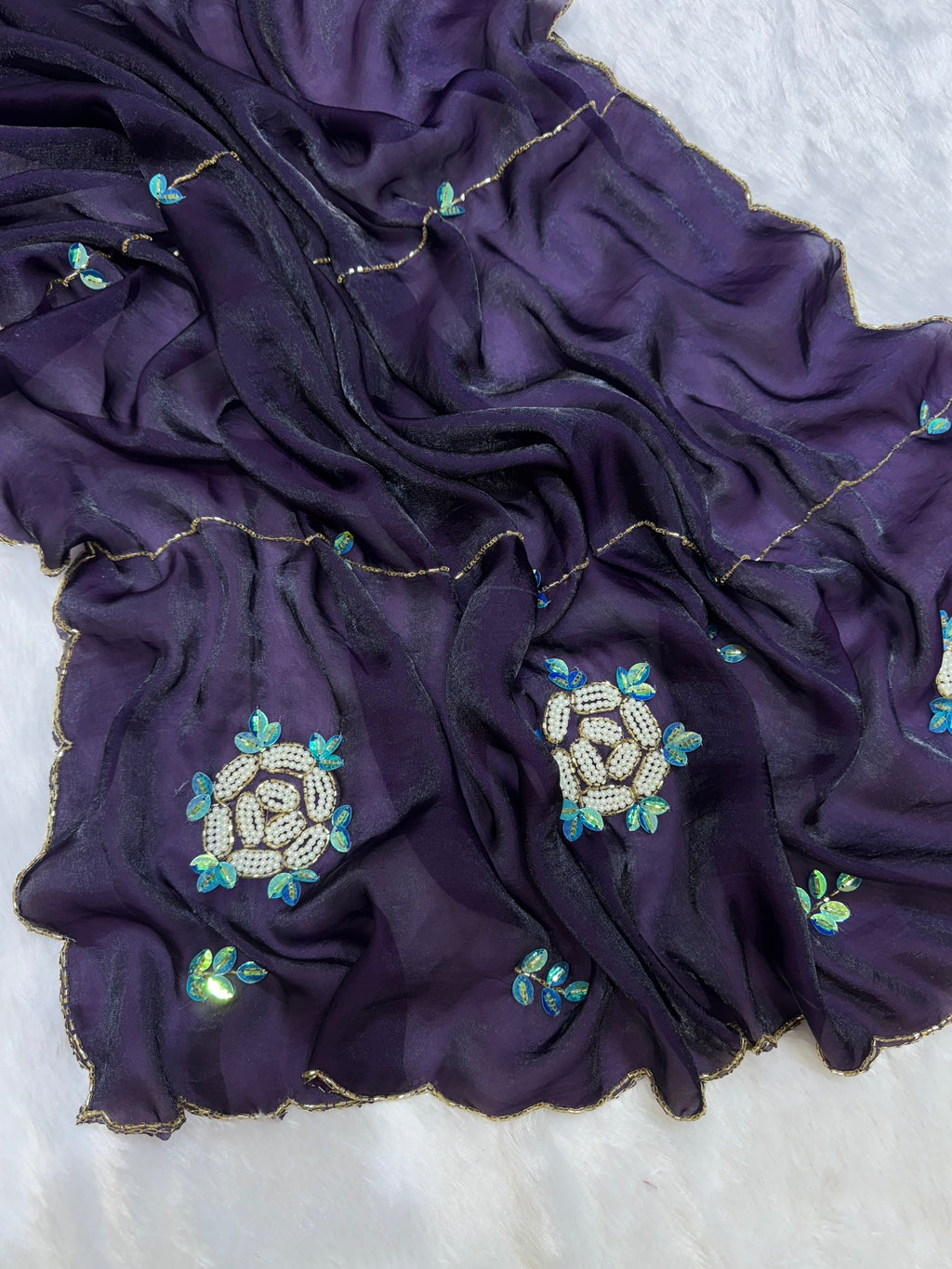 मोती और कटदाना हस्तकला वाली पार्टी वेयर साड़ी