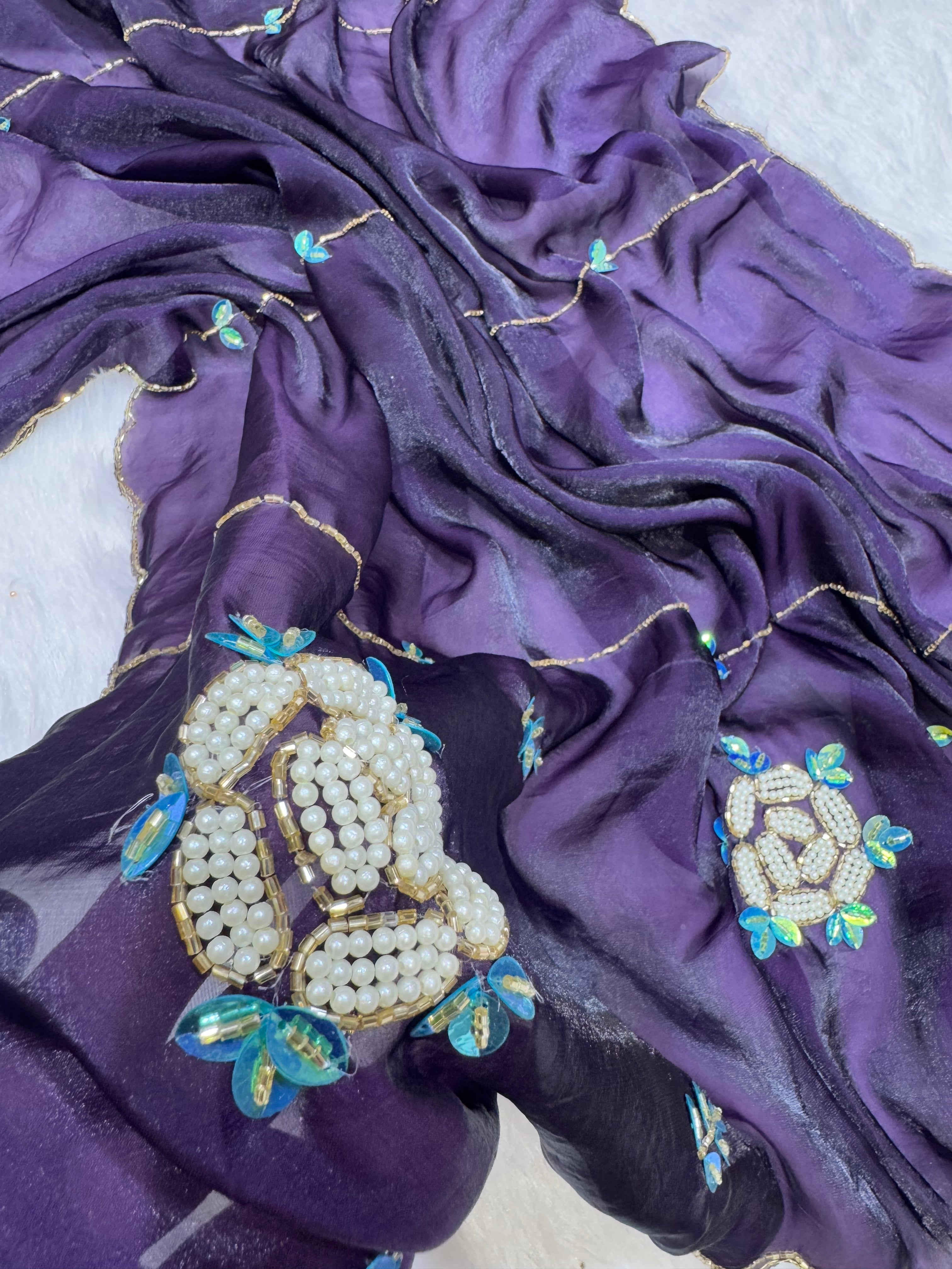 मोती और कटदाना हस्तकला वाली पार्टी वेयर साड़ी