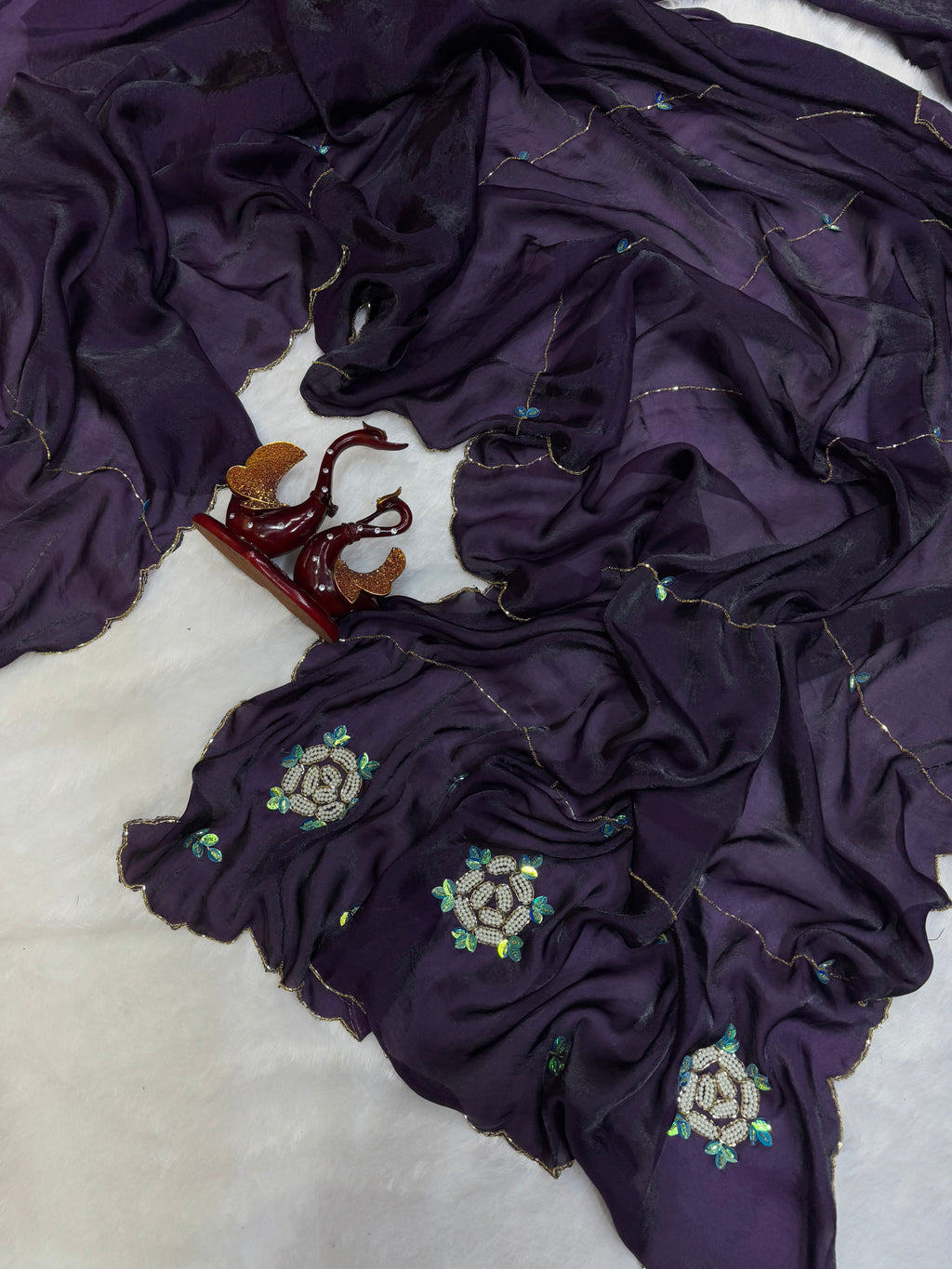 मोती और कटदाना हस्तकला वाली पार्टी वेयर साड़ी