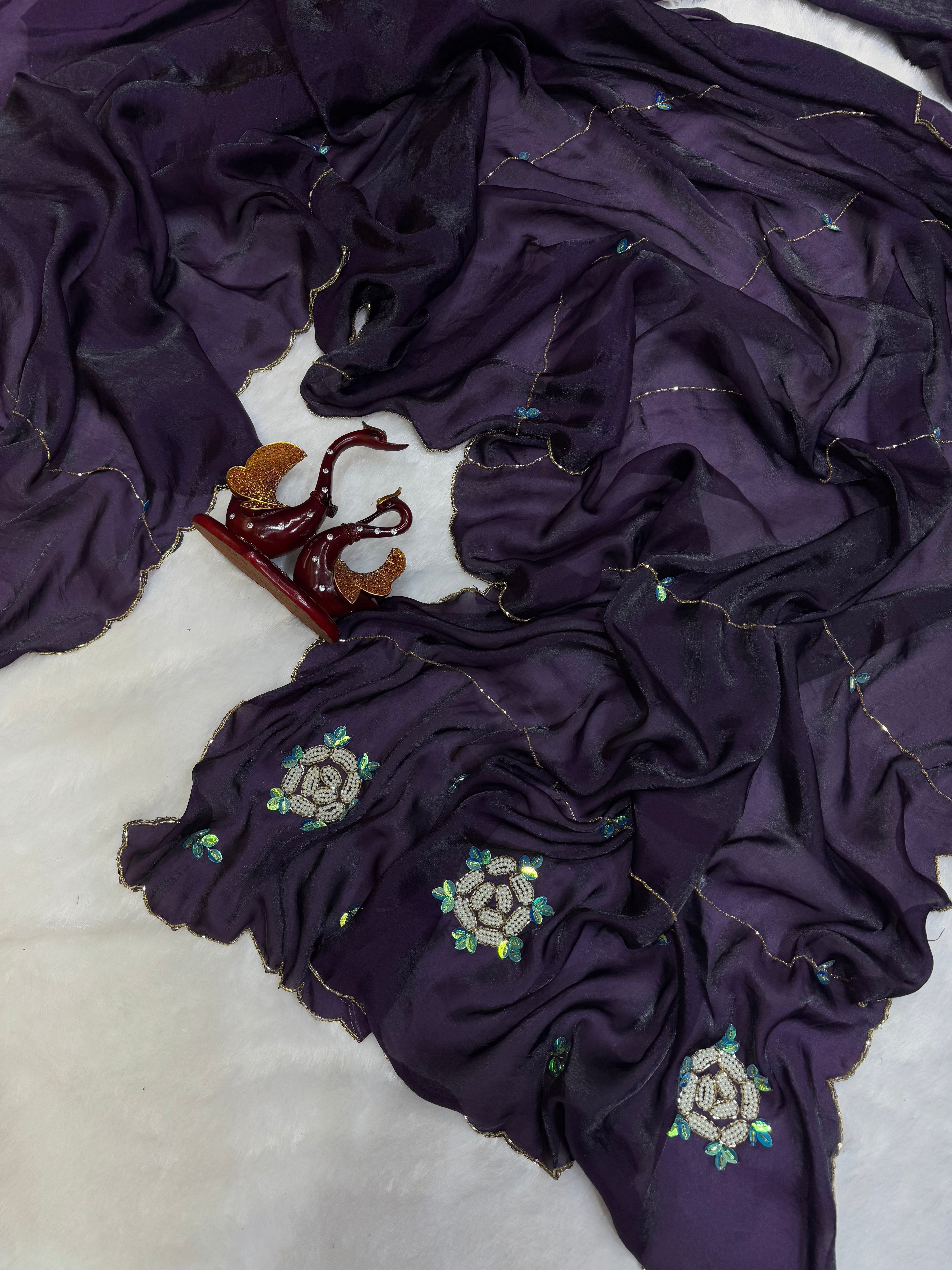 मोती और कटदाना हस्तकला वाली पार्टी वेयर साड़ी