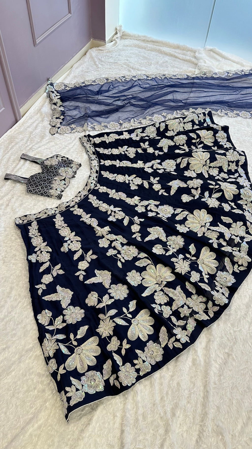 रेनबो सीक्वेंस और डोरी वर्क से सजी डिजाइनर लहंगा चोली