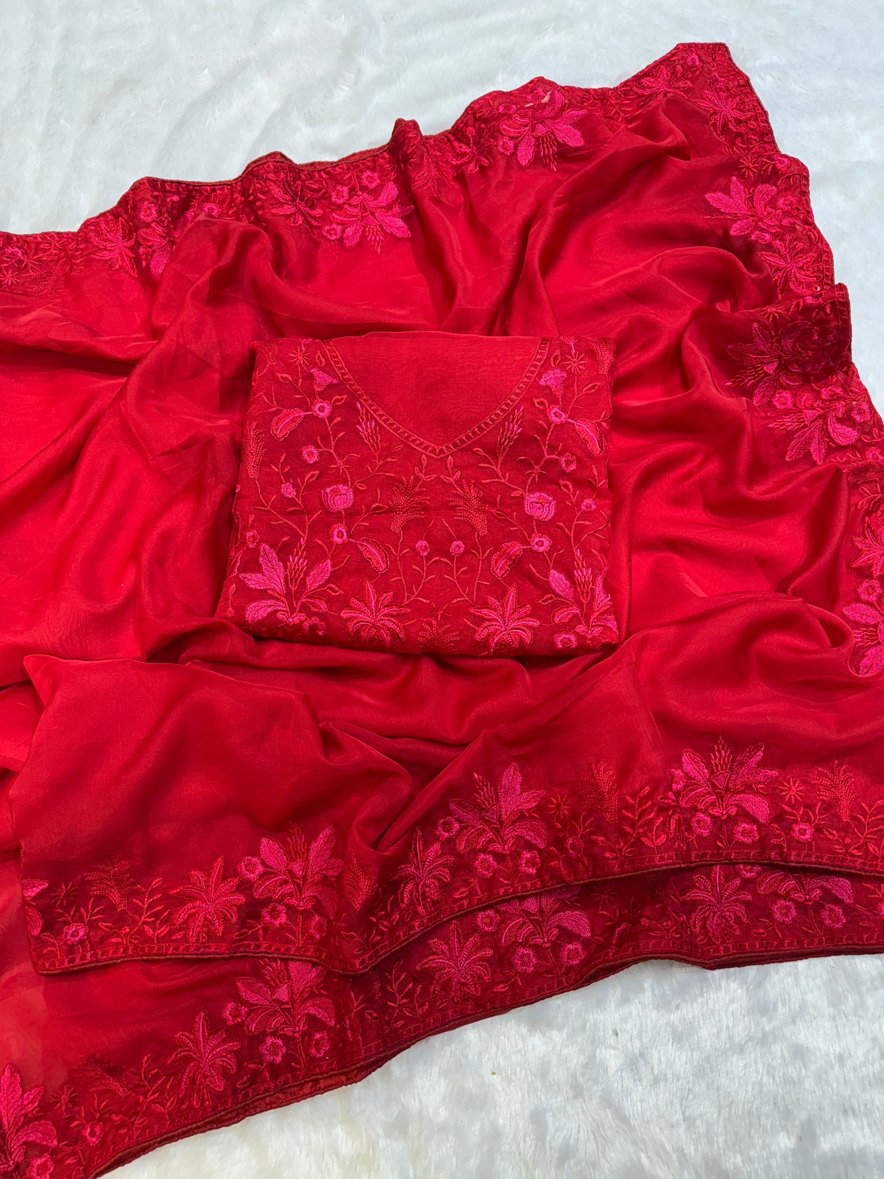 बहुरंगी धागों की कढ़ाई वाली डिज़ाइनर साड़ी