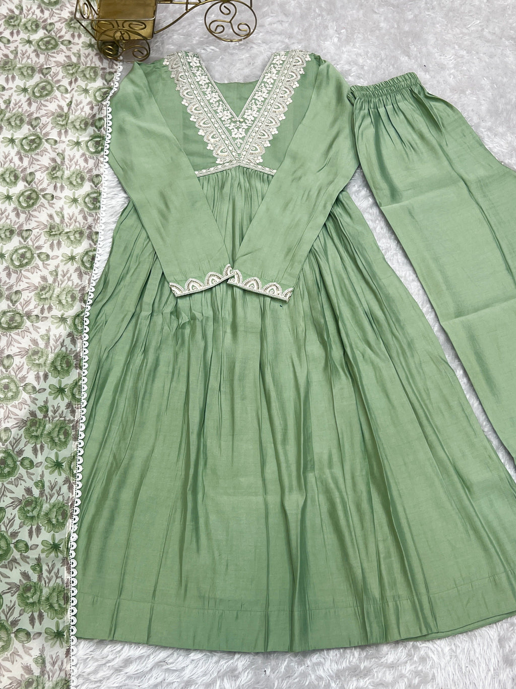 खूबसूरत पार्टी वेयर नायरा कट कुर्ती पैंट और दुपट्टा