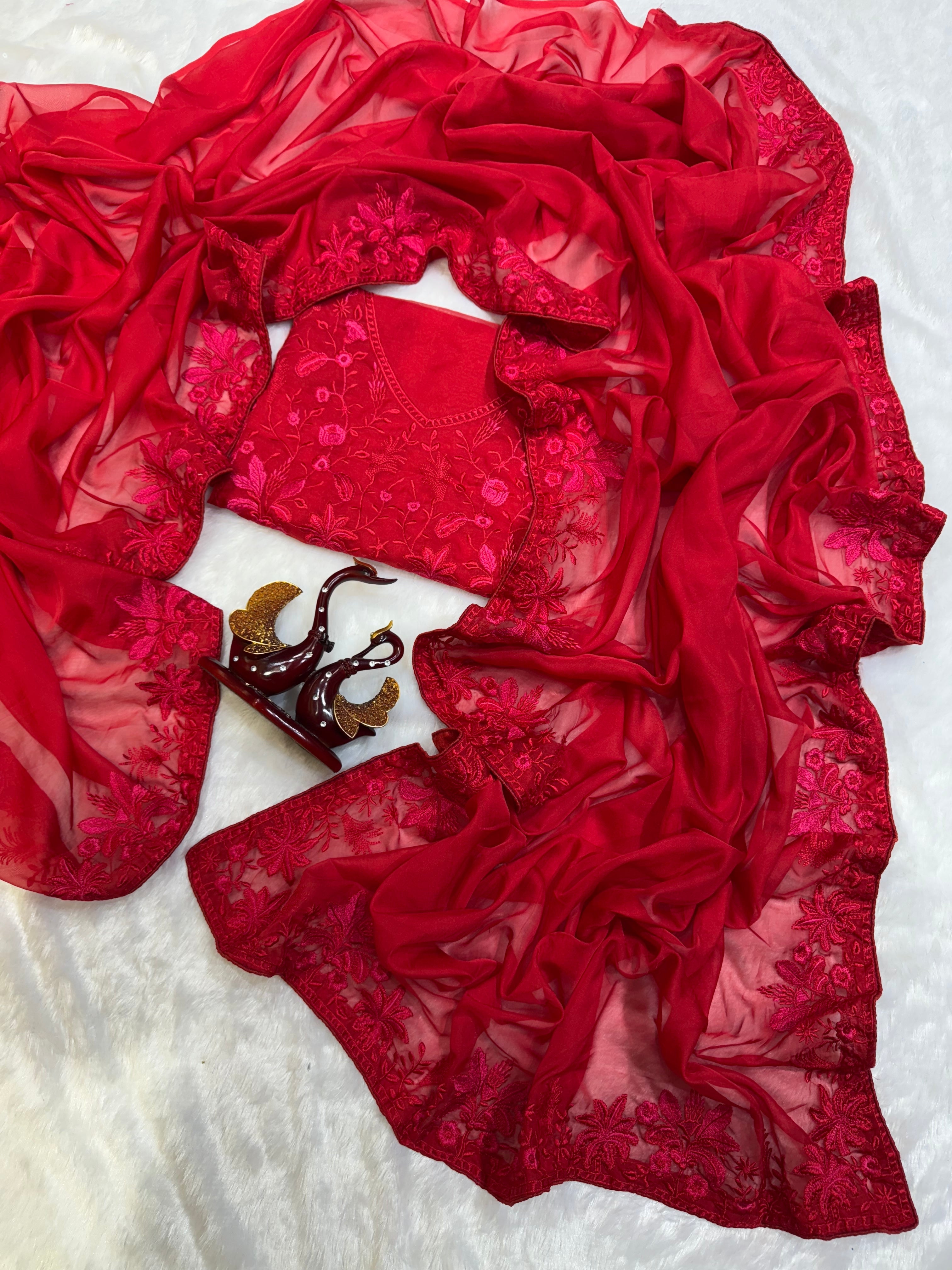 बहुरंगी धागों की कढ़ाई वाली डिज़ाइनर साड़ी