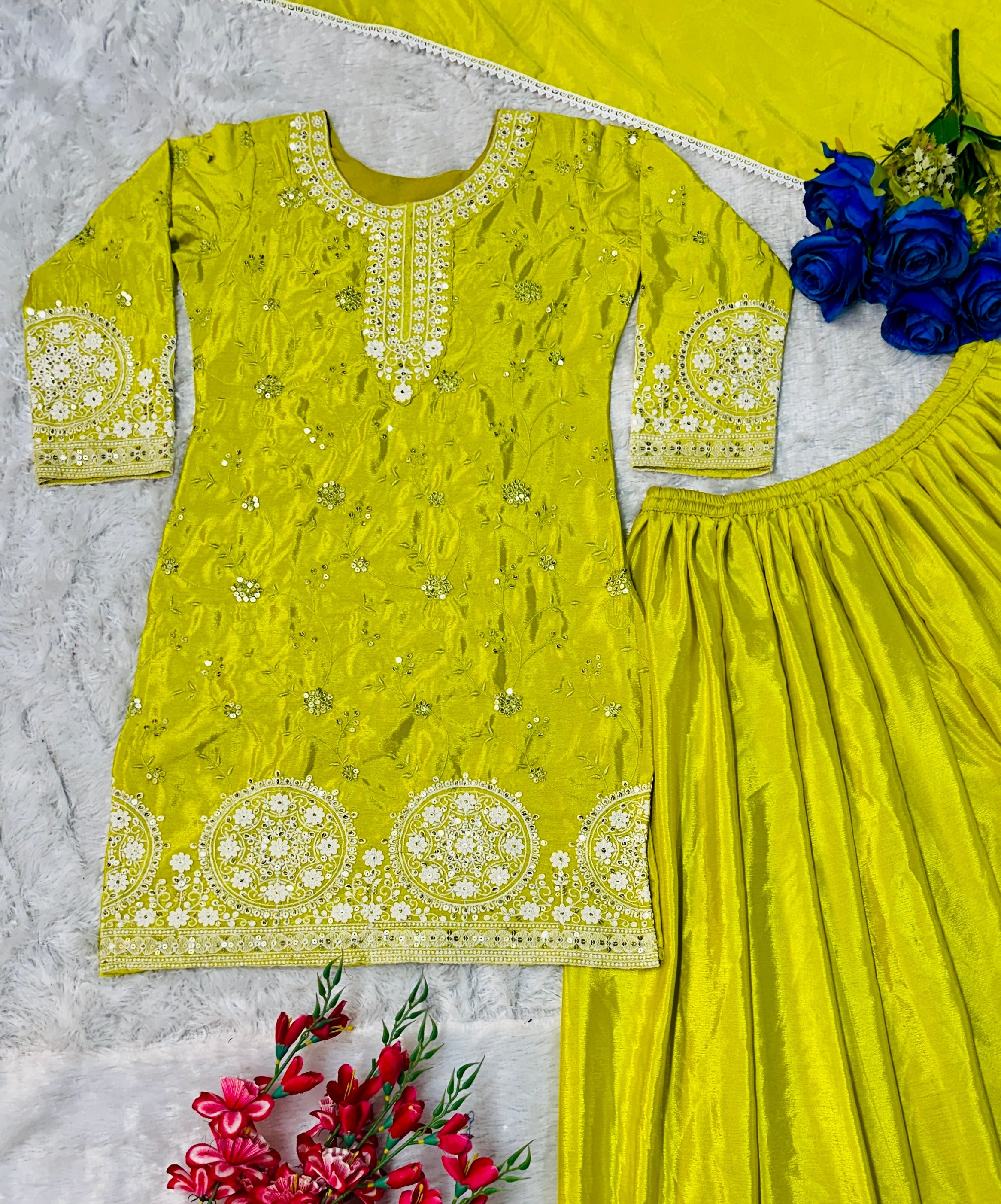 पार्टी के लिए उपयुक्त सुंदर टॉप प्लाज़ो दुपट्टे के साथ।