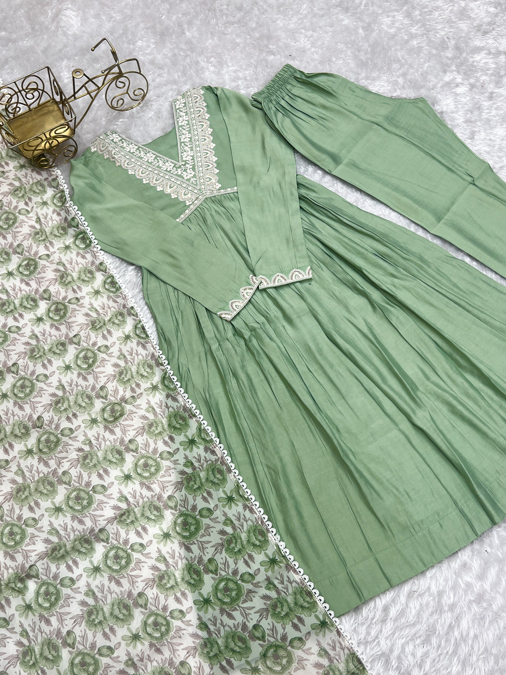 खूबसूरत पार्टी वेयर नायरा कट कुर्ती पैंट और दुपट्टा