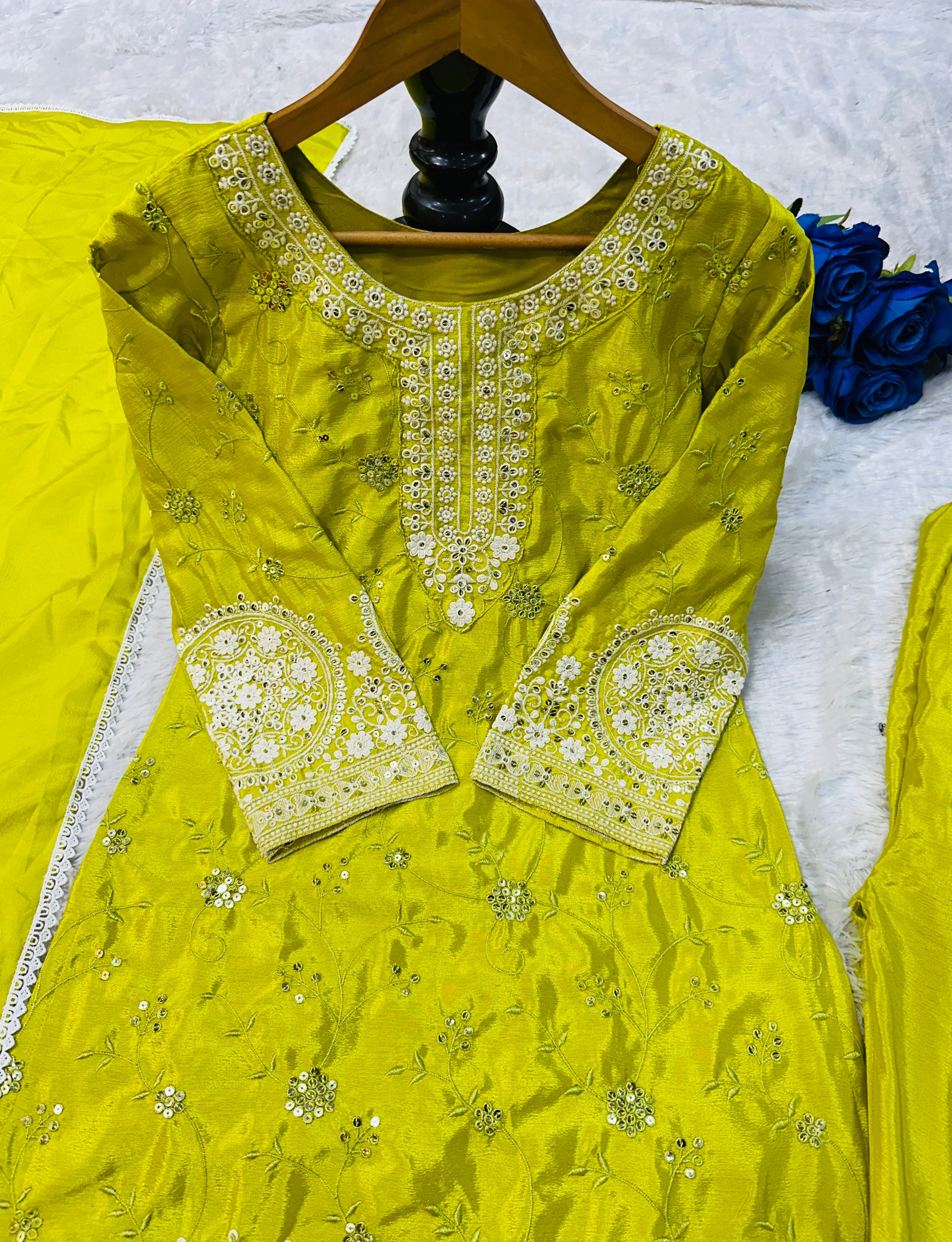 पार्टी के लिए उपयुक्त सुंदर टॉप प्लाज़ो दुपट्टे के साथ।