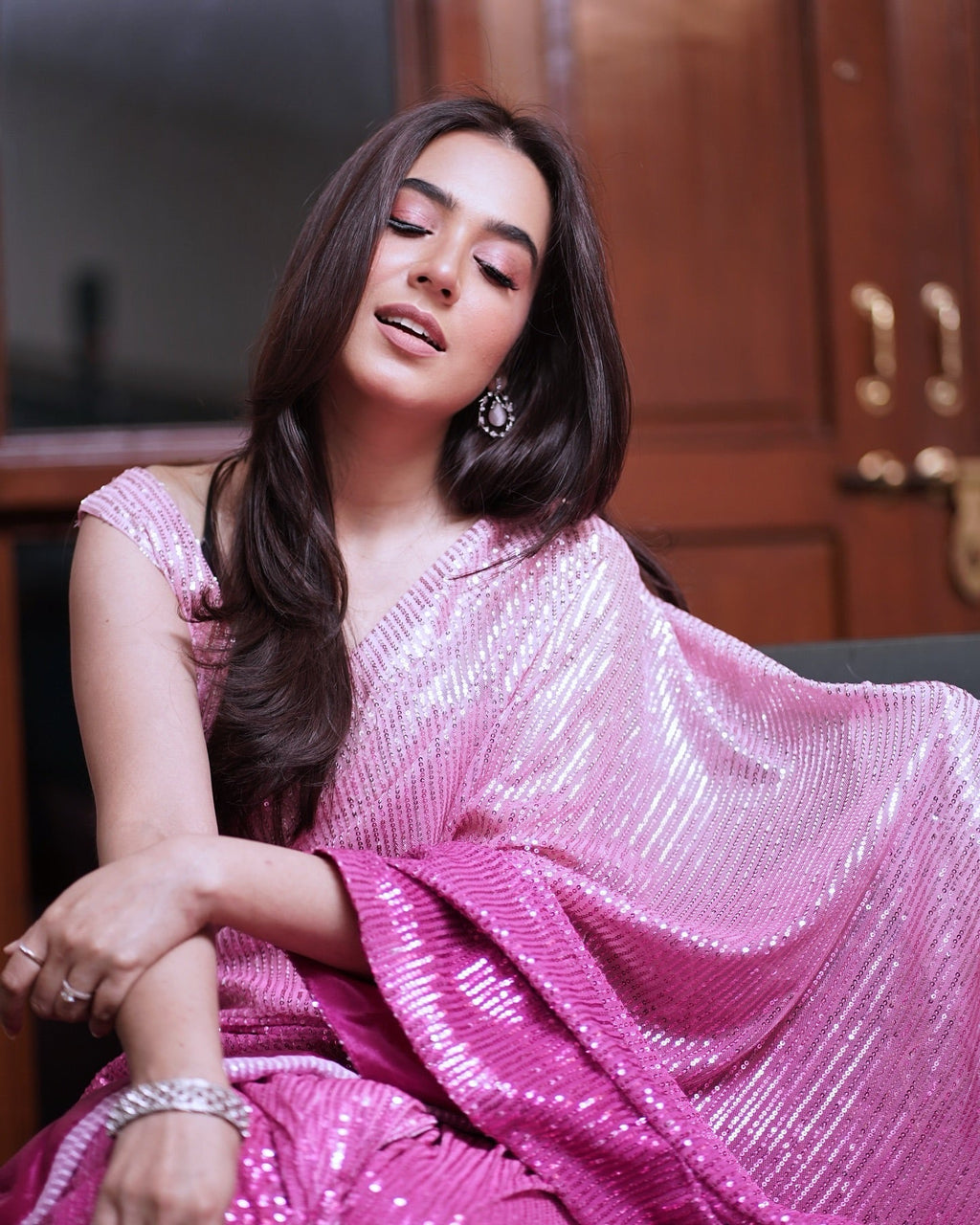 खूबसूरत सीक्वेंस कढ़ाई वाली पार्टी वेयर साड़ी