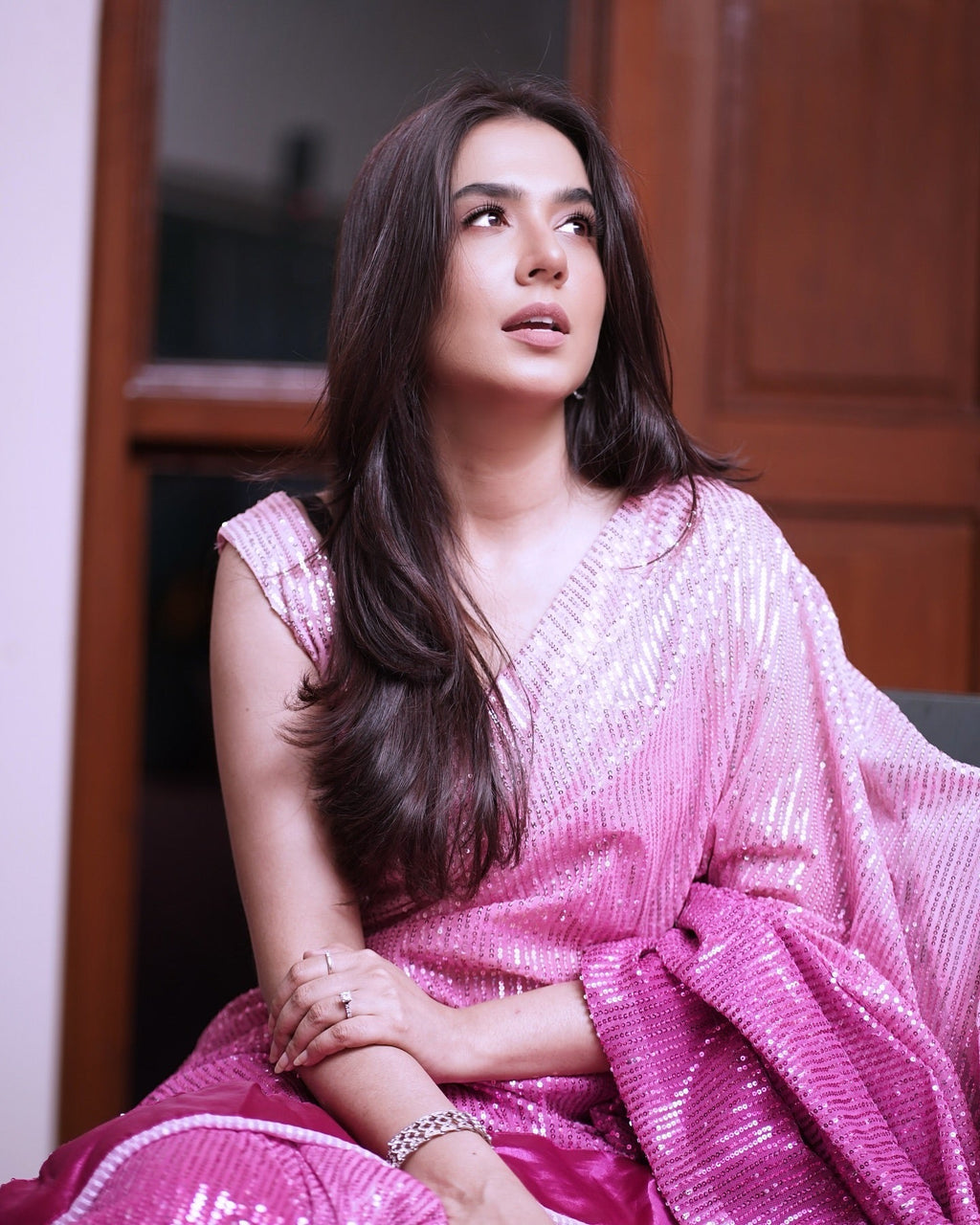 खूबसूरत सीक्वेंस कढ़ाई वाली पार्टी वेयर साड़ी