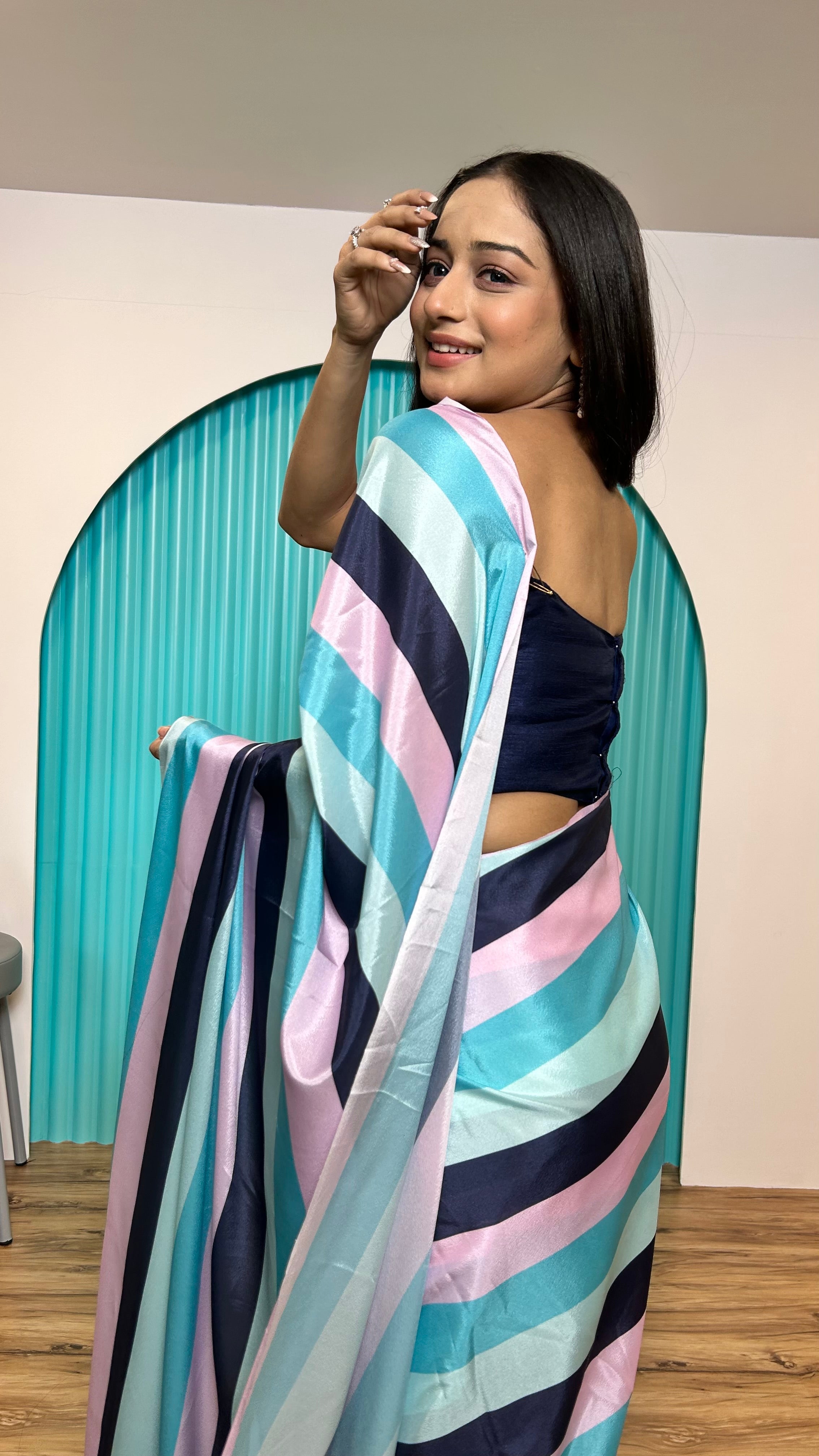 पार्टी वियर के लिए डिजिटल प्रिंट वाली खूबसूरत रेडी-टू-वियर साड़ी