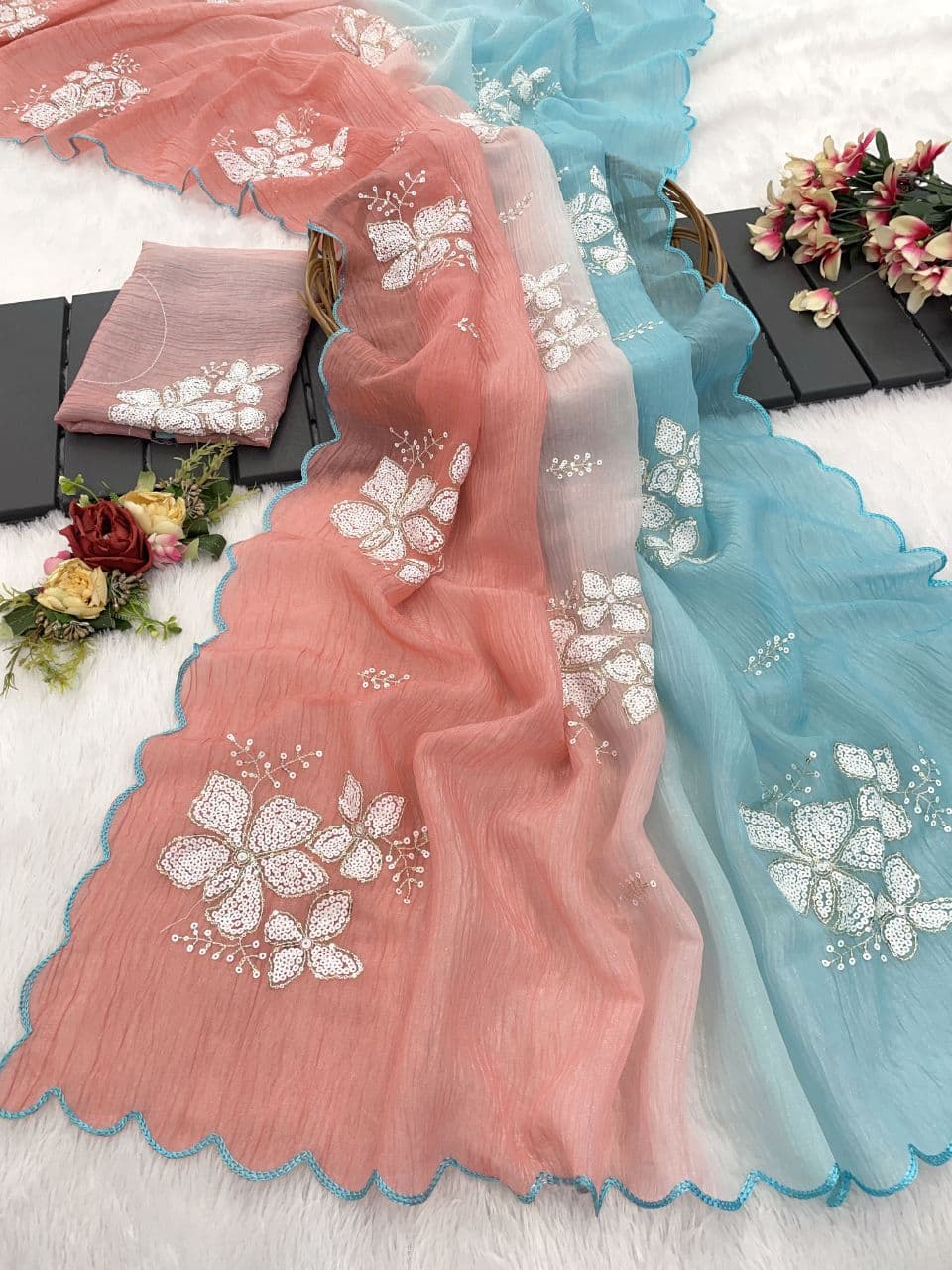 सीक्वेंस एम्ब्रॉयडरी वर्क वाली डिज़ाइनर साड़ी