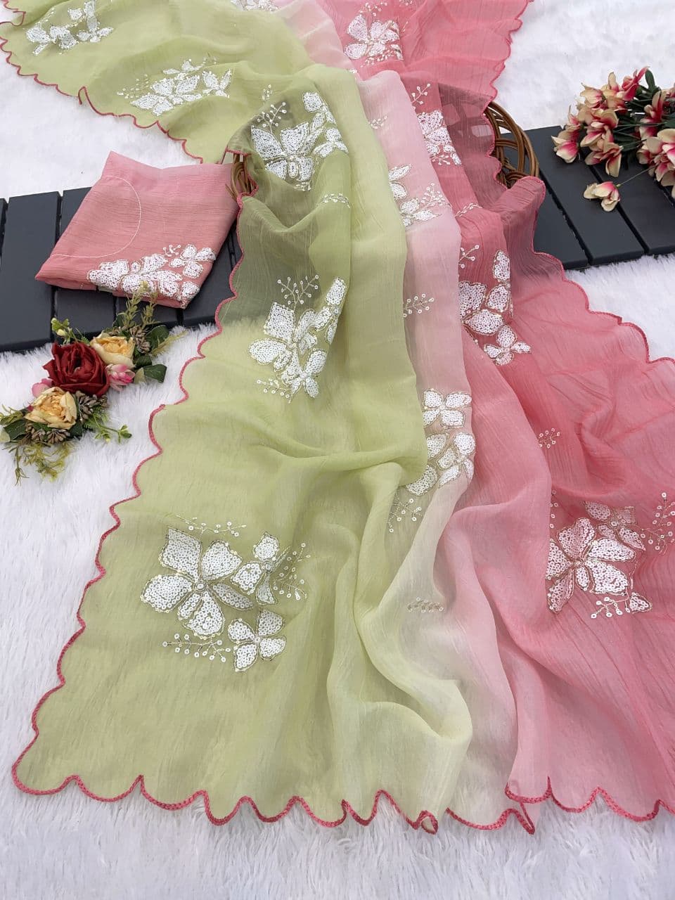 सीक्वेंस एम्ब्रॉयडरी वर्क वाली डिज़ाइनर साड़ी