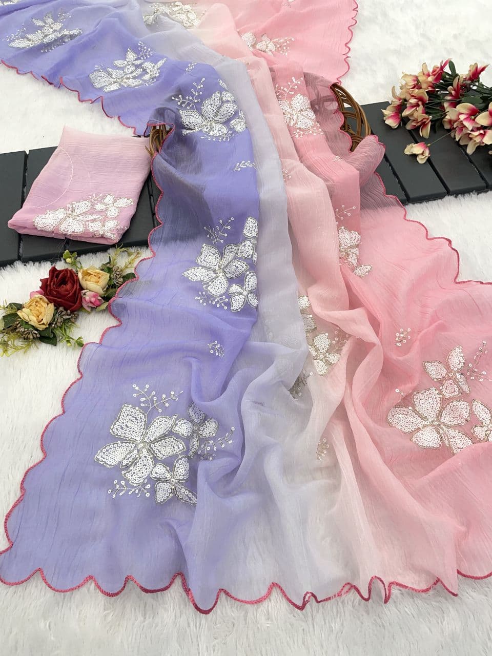 सीक्वेंस एम्ब्रॉयडरी वर्क वाली डिज़ाइनर साड़ी