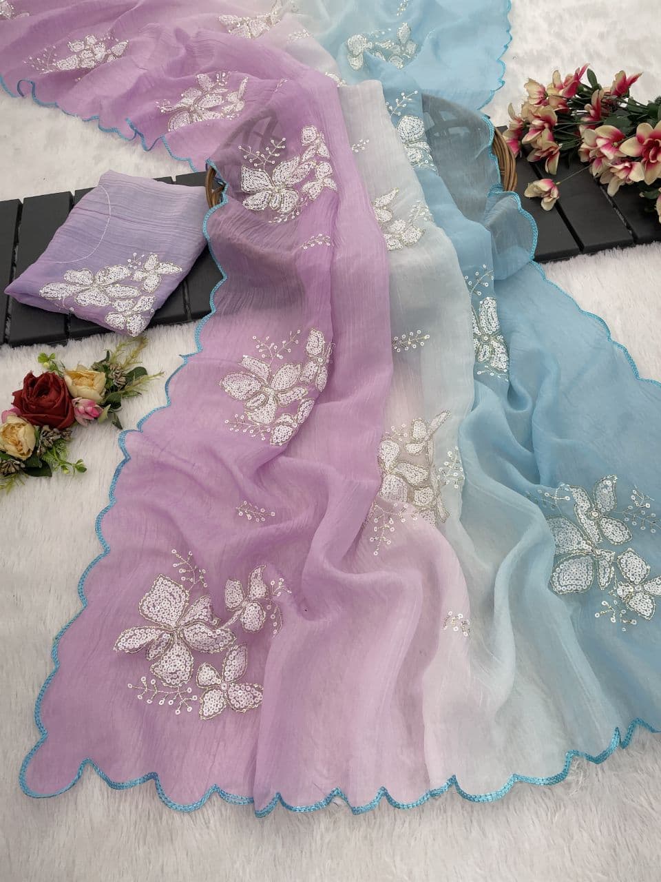 सीक्वेंस एम्ब्रॉयडरी वर्क वाली डिज़ाइनर साड़ी