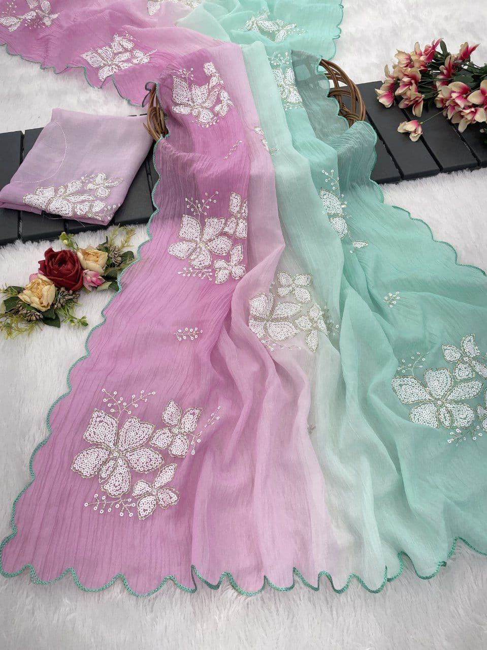 सीक्वेंस एम्ब्रॉयडरी वर्क वाली डिज़ाइनर साड़ी