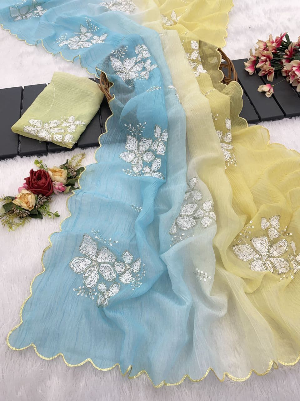 सीक्वेंस एम्ब्रॉयडरी वर्क वाली डिज़ाइनर साड़ी