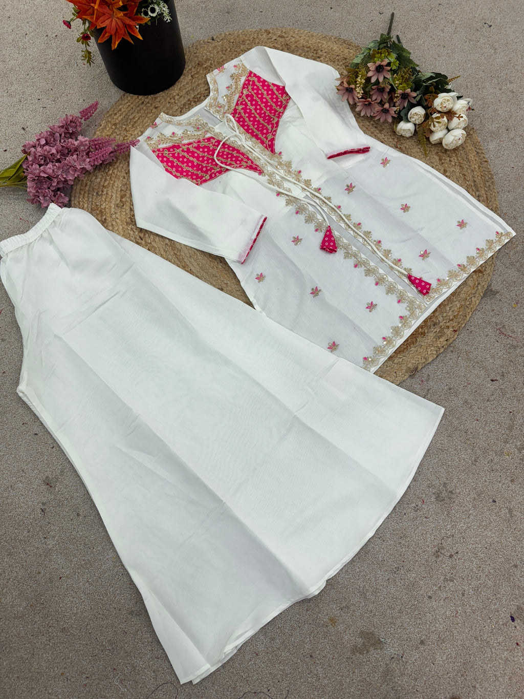 पार्टी वेयर लुक वाला टॉप और बॉटम, कढ़ाई और कोडिंग सीक्वेंस वर्क के साथ।