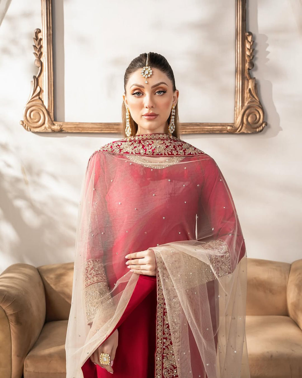 पार्टी वेयर सूट सेट जिसमें कढ़ाई और कोडिंग सीक्वेंस वर्क किया गया है।