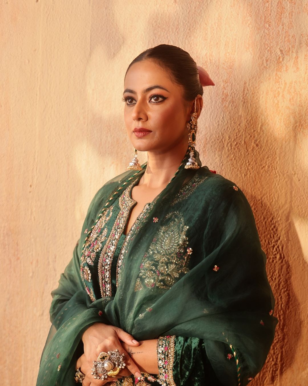 हैवी एम्ब्रॉयडरी सीक्वेंस वर्क वाला पार्टी वेयर सूट सेट