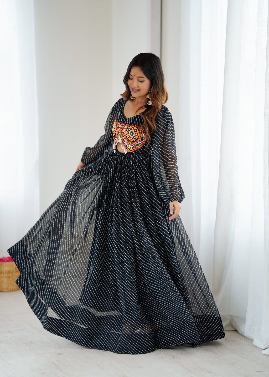 डिजिटल प्रिंट और चेन-स्टिच वर्क वाला डिज़ाइनर गाउन