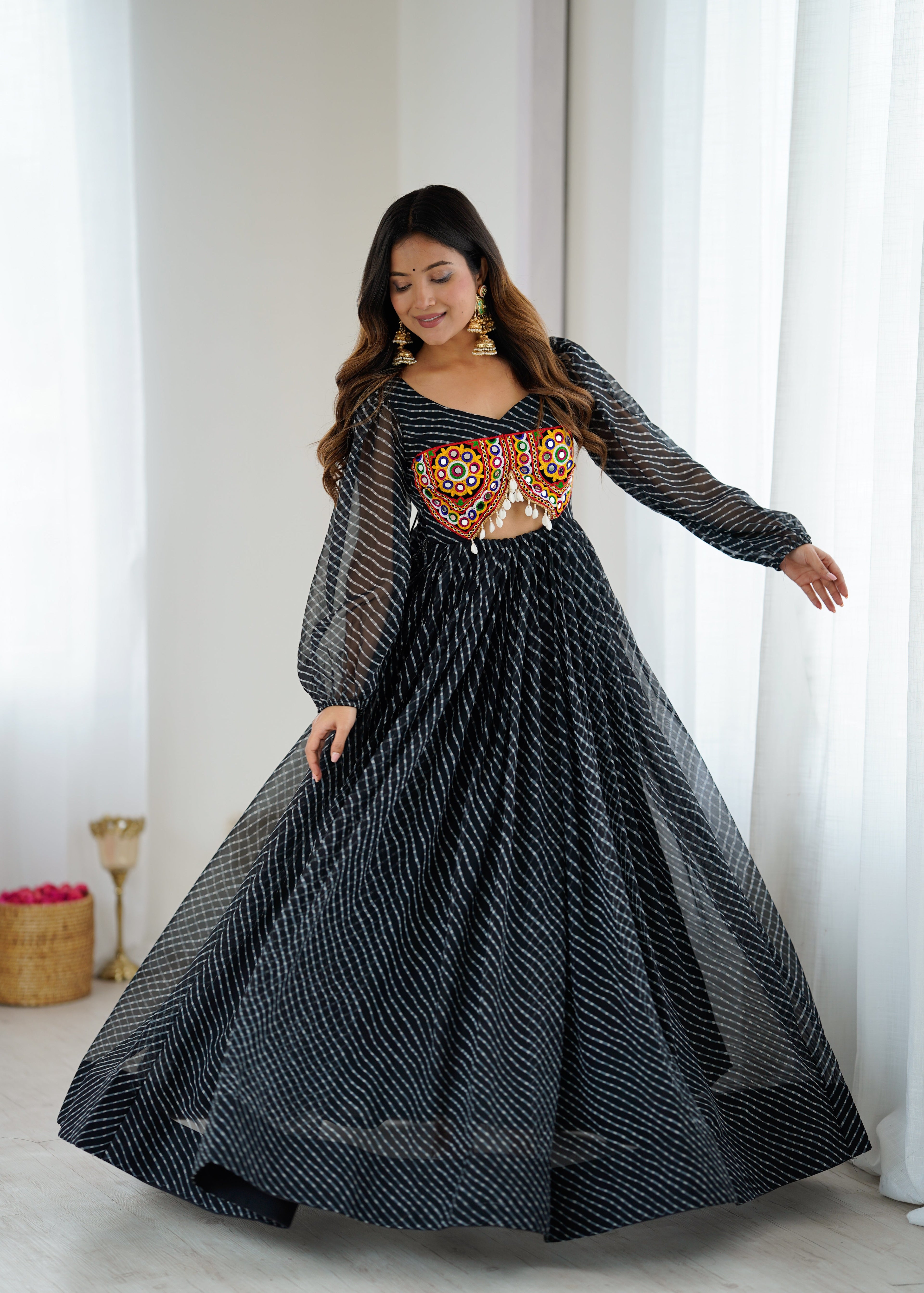 डिजिटल प्रिंट और चेन-स्टिच वर्क वाला डिज़ाइनर गाउन