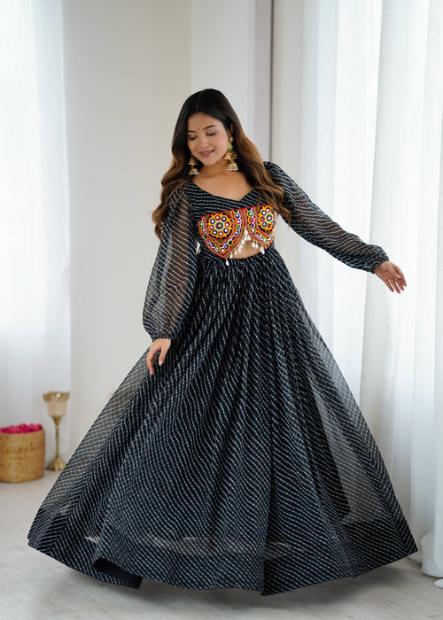 डिजिटल प्रिंट और चेन-स्टिच वर्क वाला डिज़ाइनर गाउन