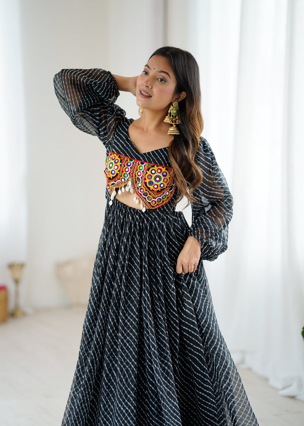 डिजिटल प्रिंट और चेन-स्टिच वर्क वाला डिज़ाइनर गाउन