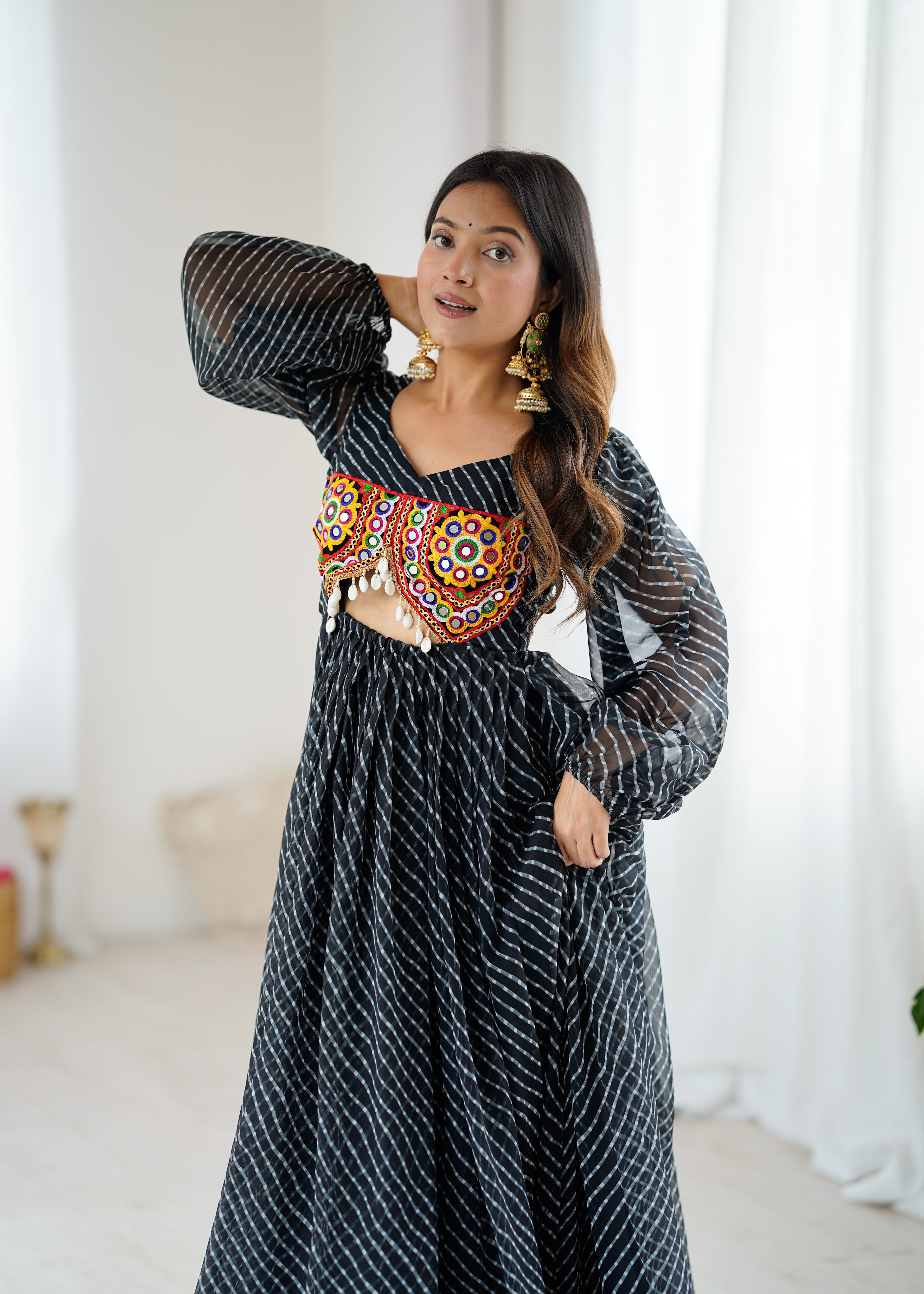 डिजिटल प्रिंट और चेन-स्टिच वर्क वाला डिज़ाइनर गाउन