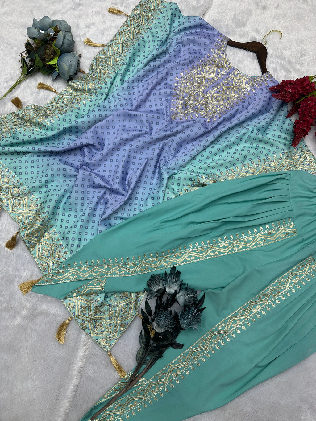 कढ़ाई और डिजिटल प्रिंट वर्क से सजे खूबसूरत कफ्तान और धोती