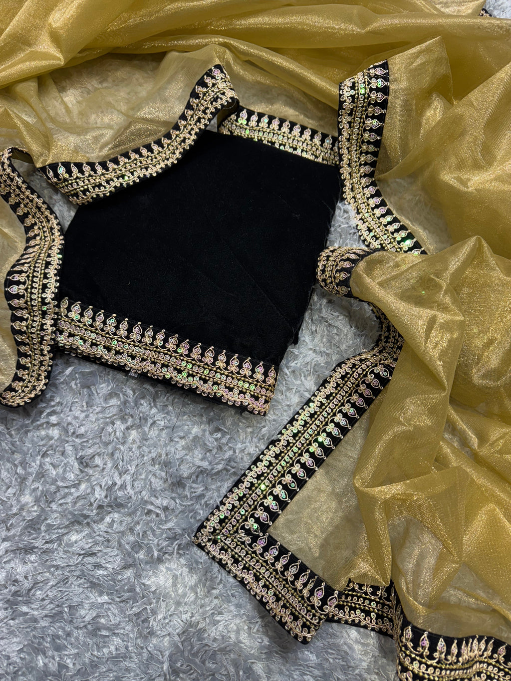 खूबसूरत सीक्वेंस और डोरी कढ़ाई वर्क वाली डिज़ाइनर साड़ी, वेलवेट लेस बॉर्डर के साथ।