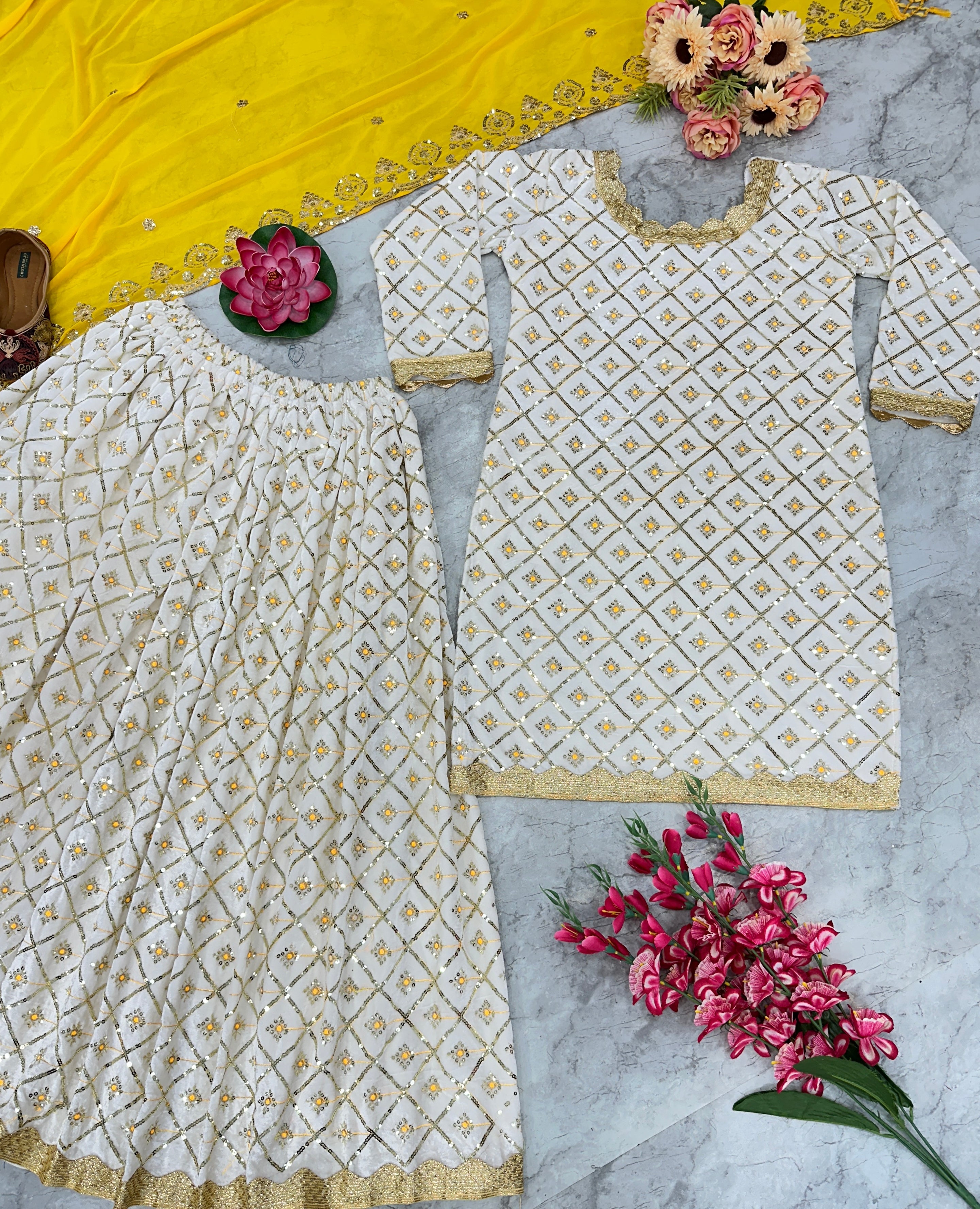 कढ़ाई वर्क से सजा खूबसूरत पार्टी वेयर टॉप, बॉटम और दुपट्टा