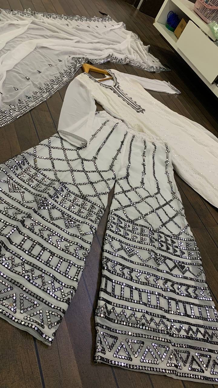 थ्रेड सीक्वेंस और पेपर वर्क से सजा पार्टी सूट सेट