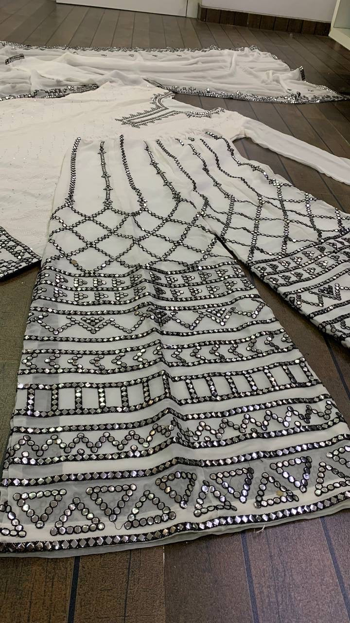 थ्रेड सीक्वेंस और पेपर वर्क से सजा पार्टी सूट सेट