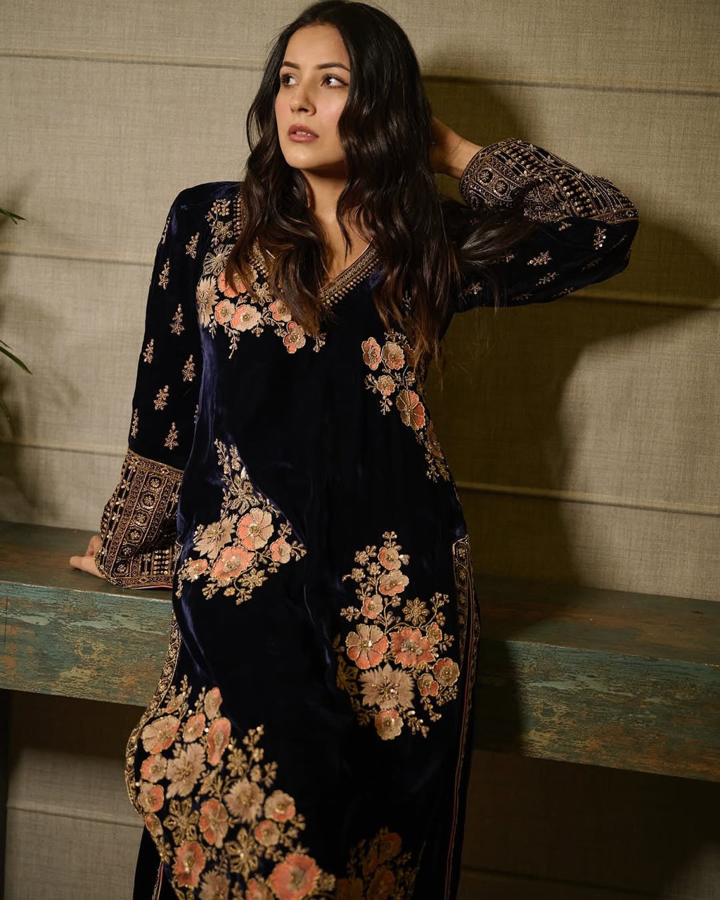 डिजाइनर लुक वाला टॉप-दुपट्टा बॉटम, हैवी एम्ब्रॉयडरी सीक्वेंस वर्क के साथ।