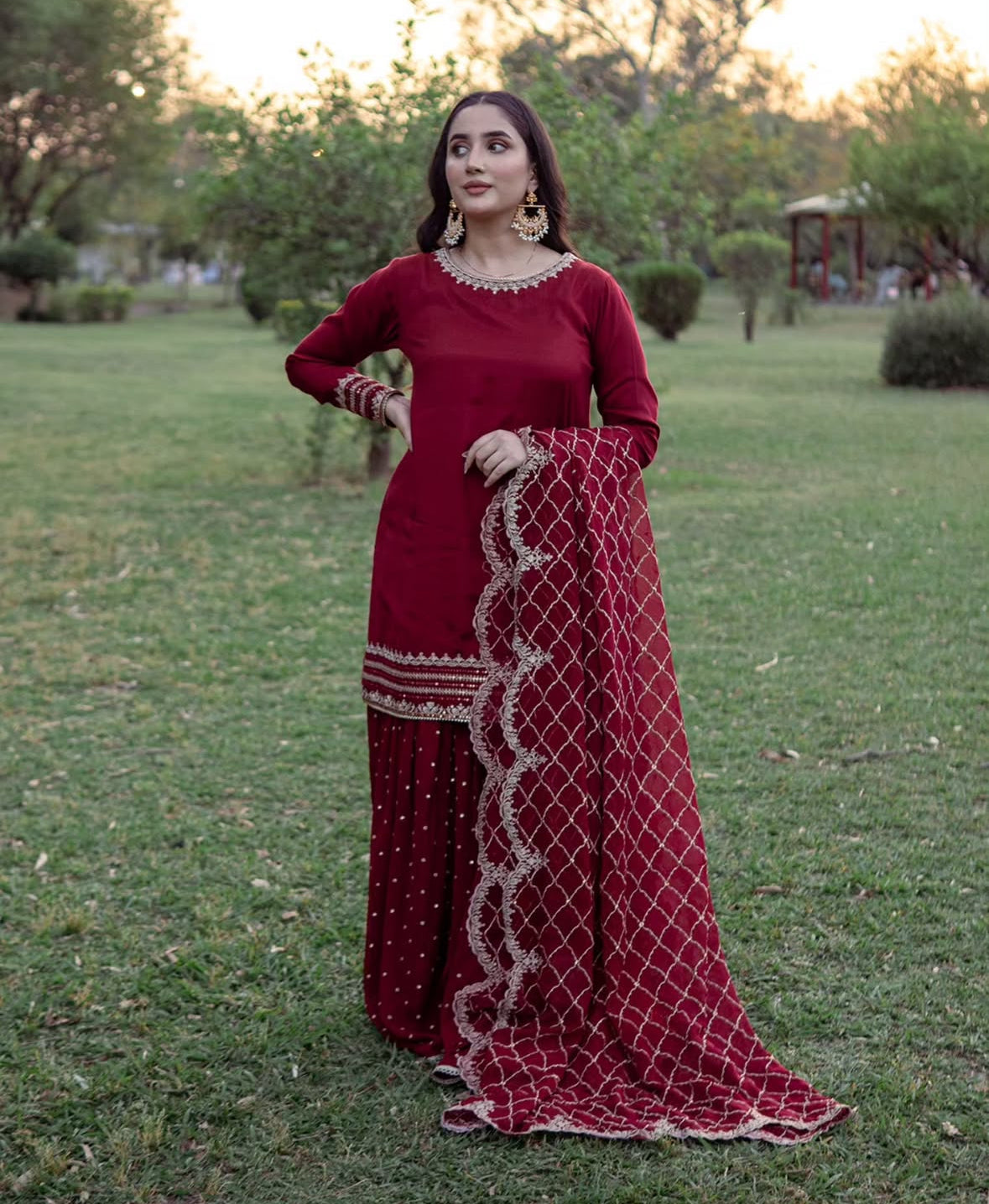 कढ़ाई वर्क से सजा खूबसूरत पार्टी वेयर टॉप और शरारा, दुपट्टे के साथ