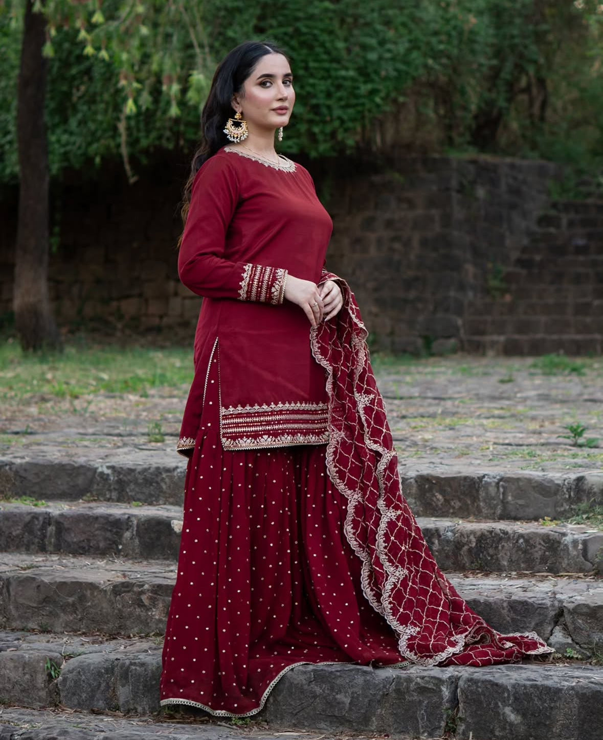 कढ़ाई वर्क से सजा खूबसूरत पार्टी वेयर टॉप और शरारा, दुपट्टे के साथ