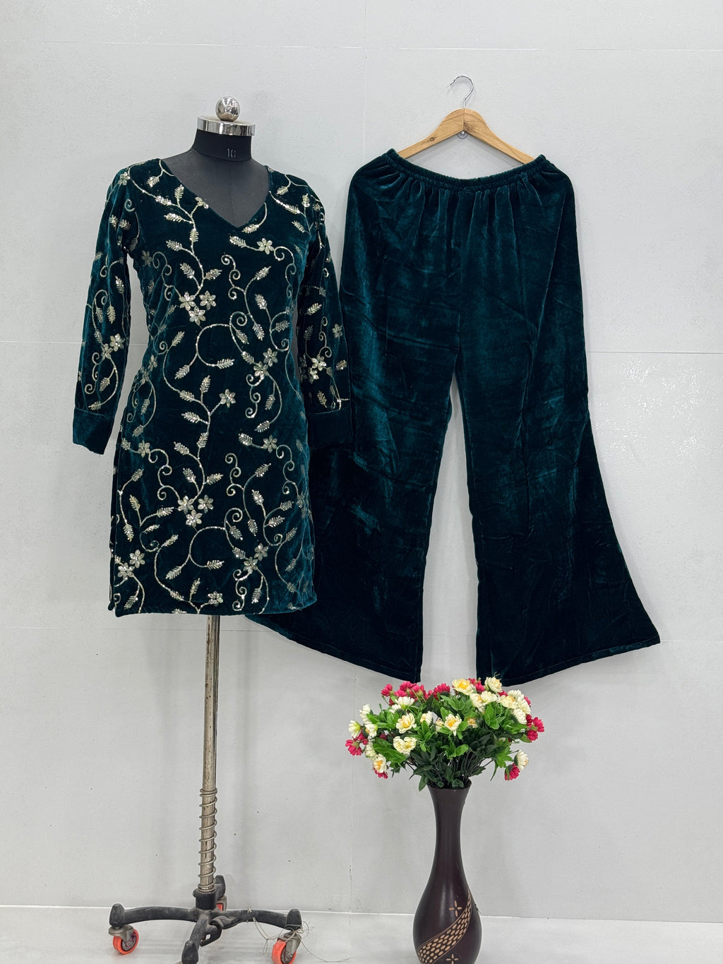 डिजाइनर पार्टी वेयर टॉप पैंट, कढ़ाई और सीक्वेंस वर्क के साथ