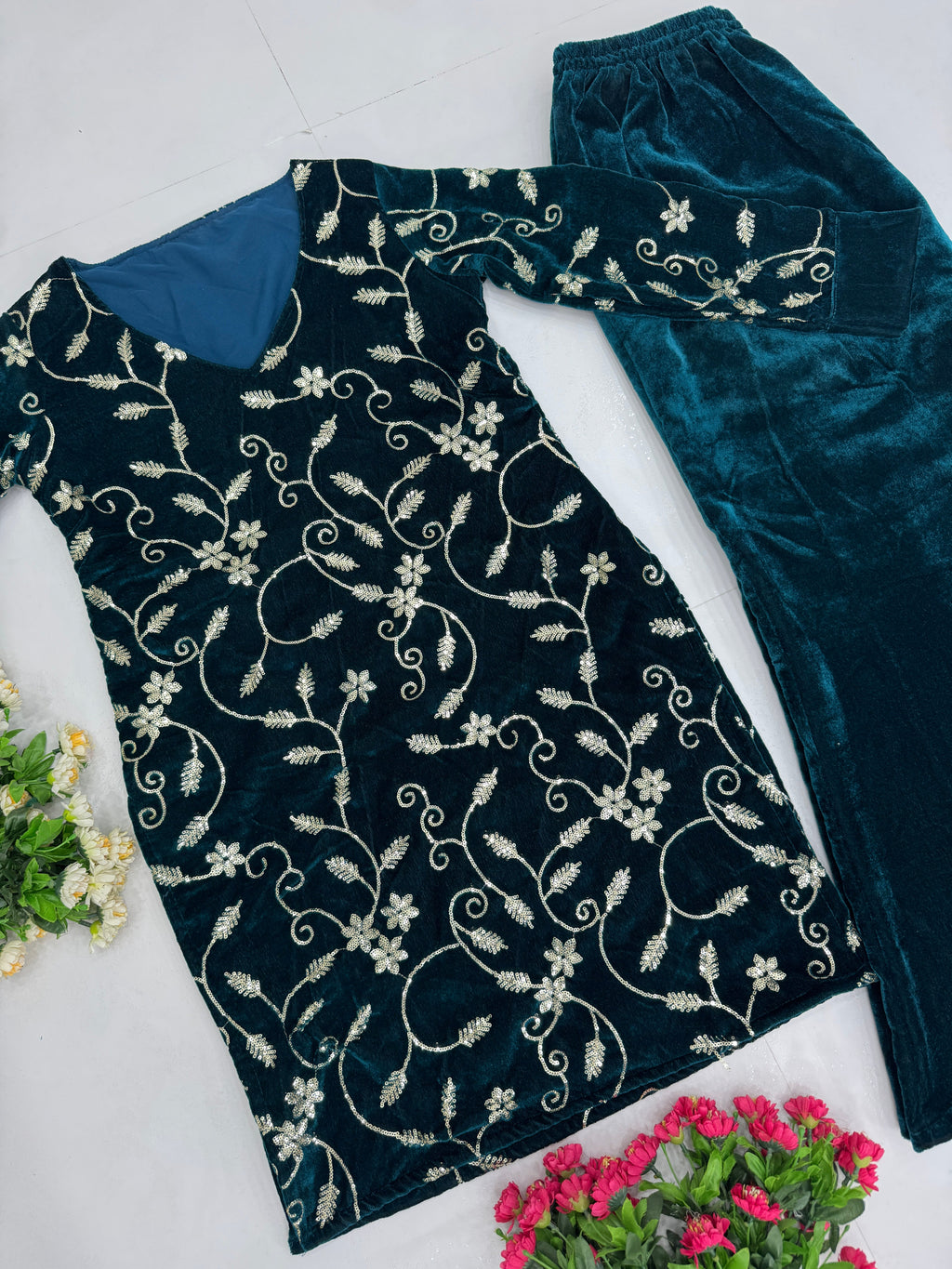 डिजाइनर पार्टी वेयर टॉप पैंट, कढ़ाई और सीक्वेंस वर्क के साथ