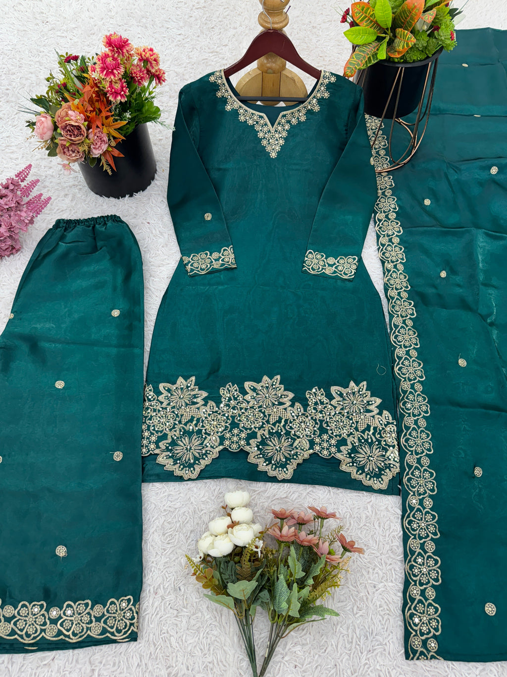 पार्टी वेयर टॉप-बॉटम और दुपट्टा, कढ़ाई और सीक्वेंस वर्क के साथ