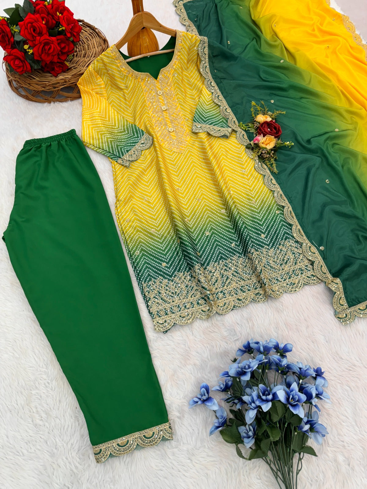 सीक्वेंस एम्ब्रॉयडरी वर्क वाला पार्टी वेयर सूट सेट