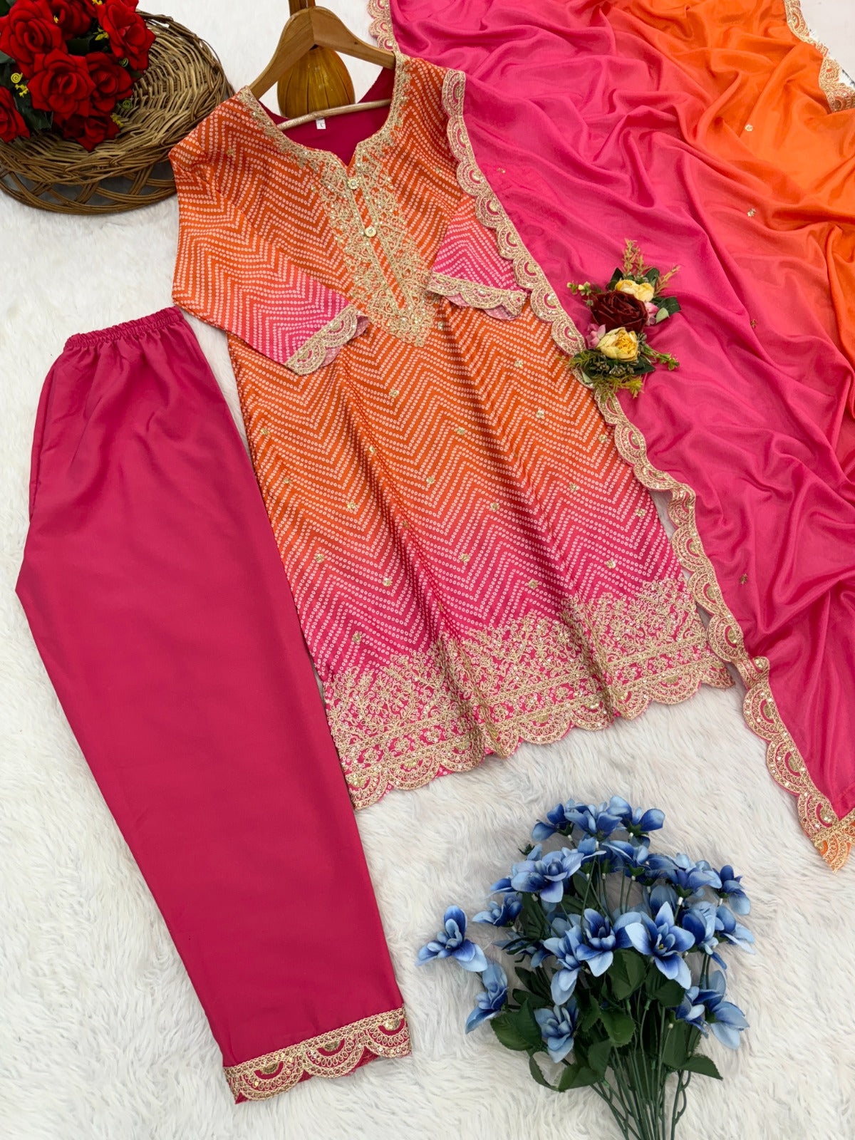 सीक्वेंस एम्ब्रॉयडरी वर्क वाला पार्टी वेयर सूट सेट