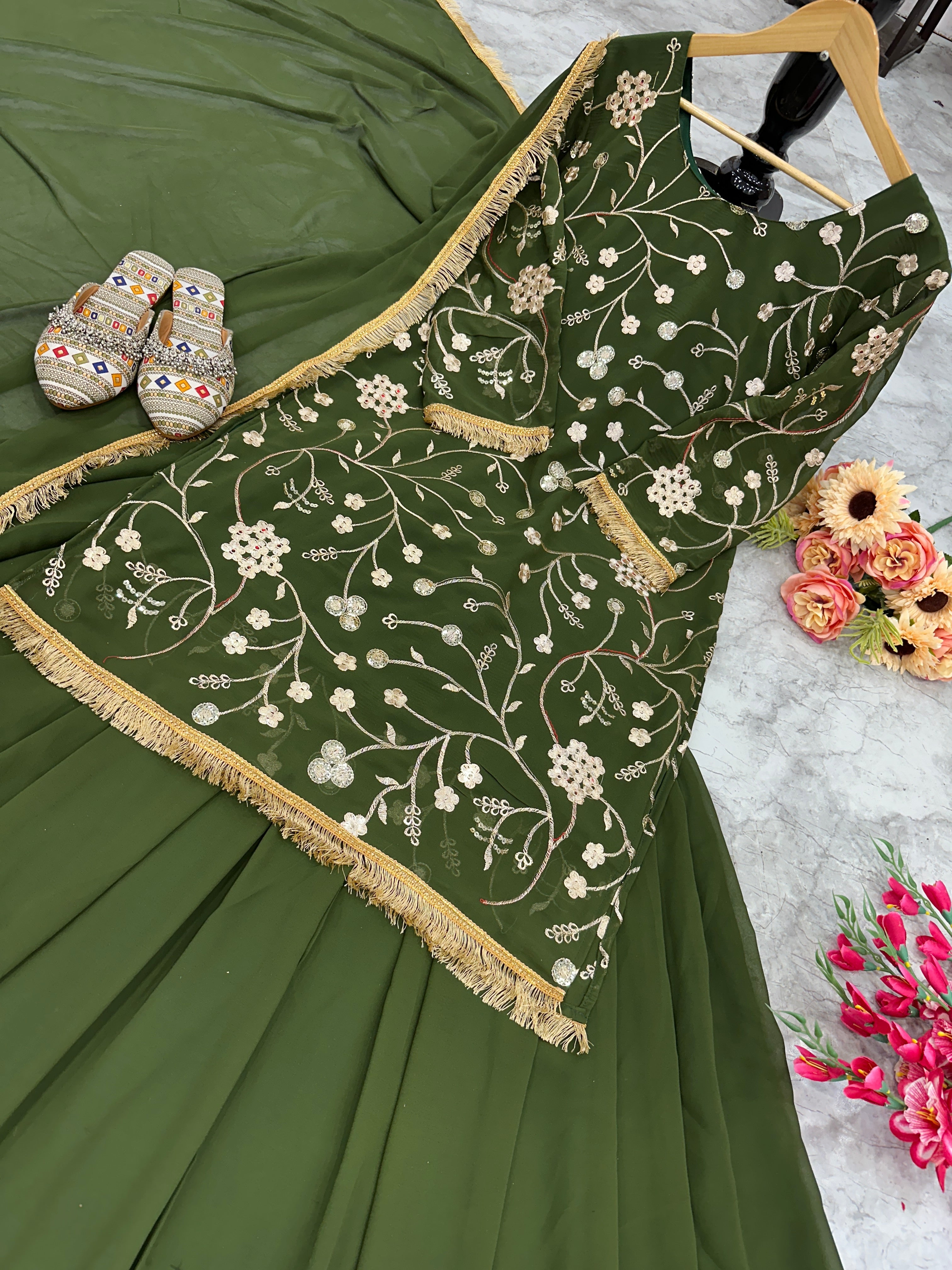 पार्टी के लिए बेहतरीन टॉप और लहंगा दुपट्टे के साथ।