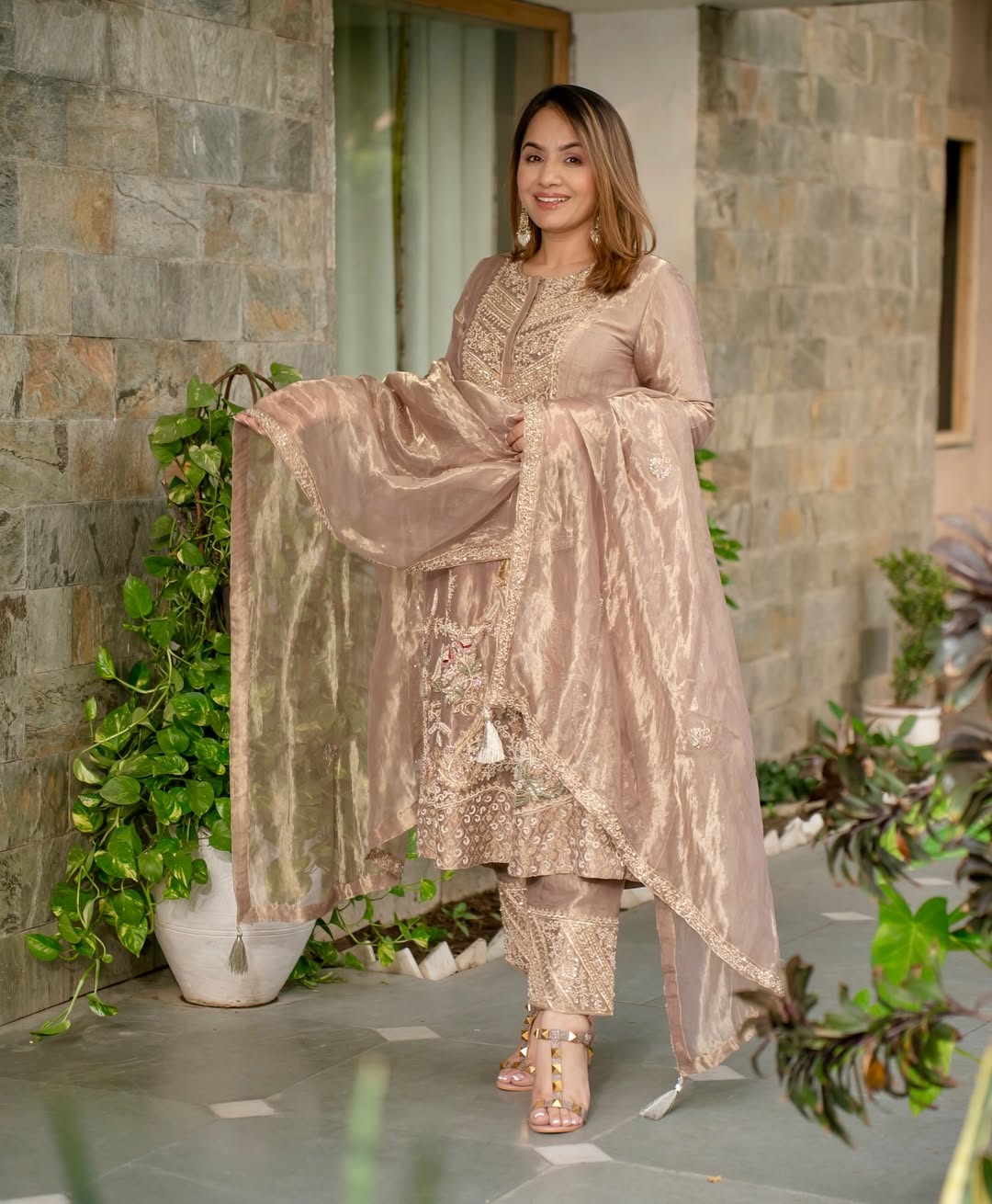 हैवी एम्ब्रॉयडरी सीक्वेंस वर्क वाला पार्टी वेयर सूट सेट